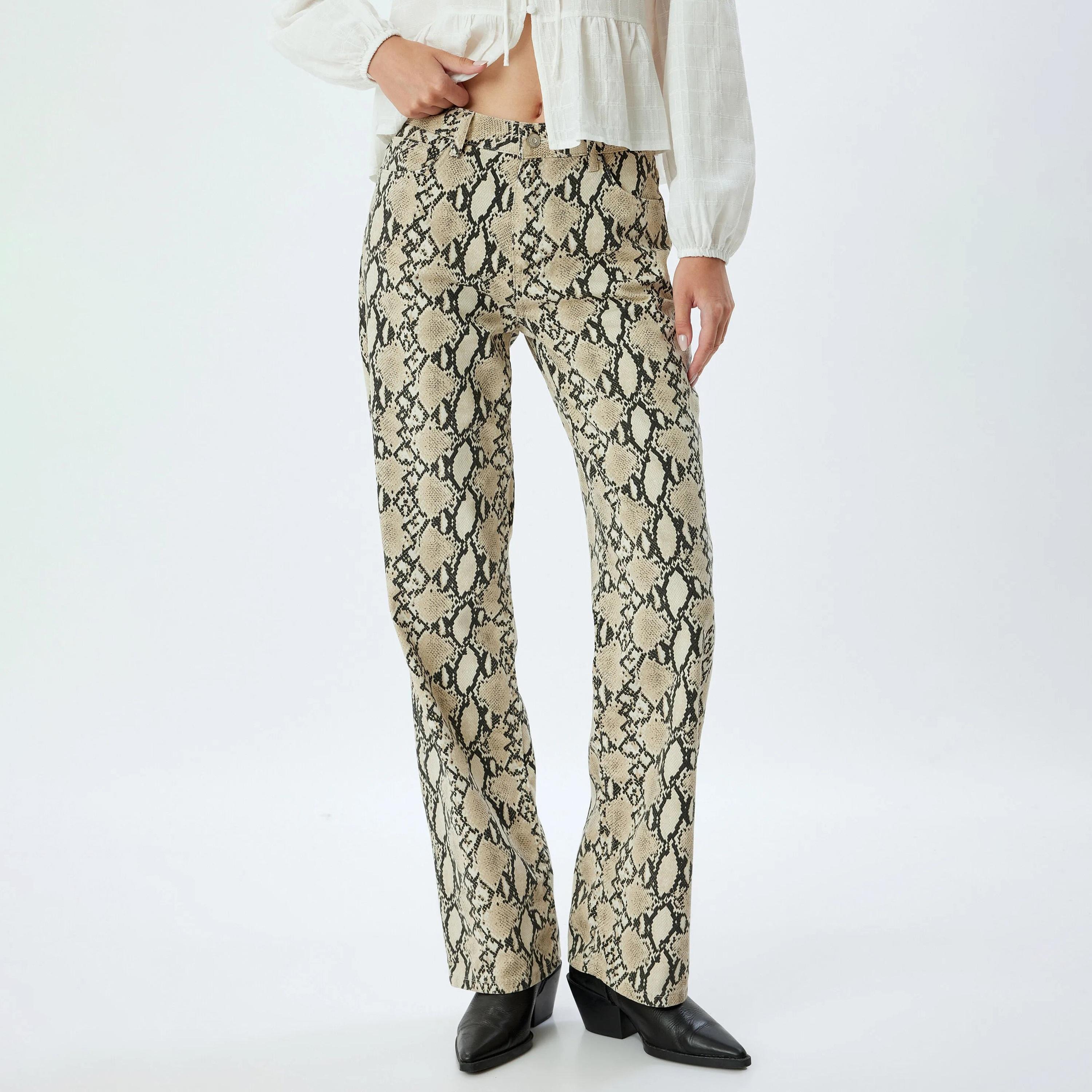 بنطلون نسائي من القطن بطبعة جلد الثعبان باللون البيج مع أزرار وسحاب من كوتون-women-clothing-bottoms-trousers-image-1
