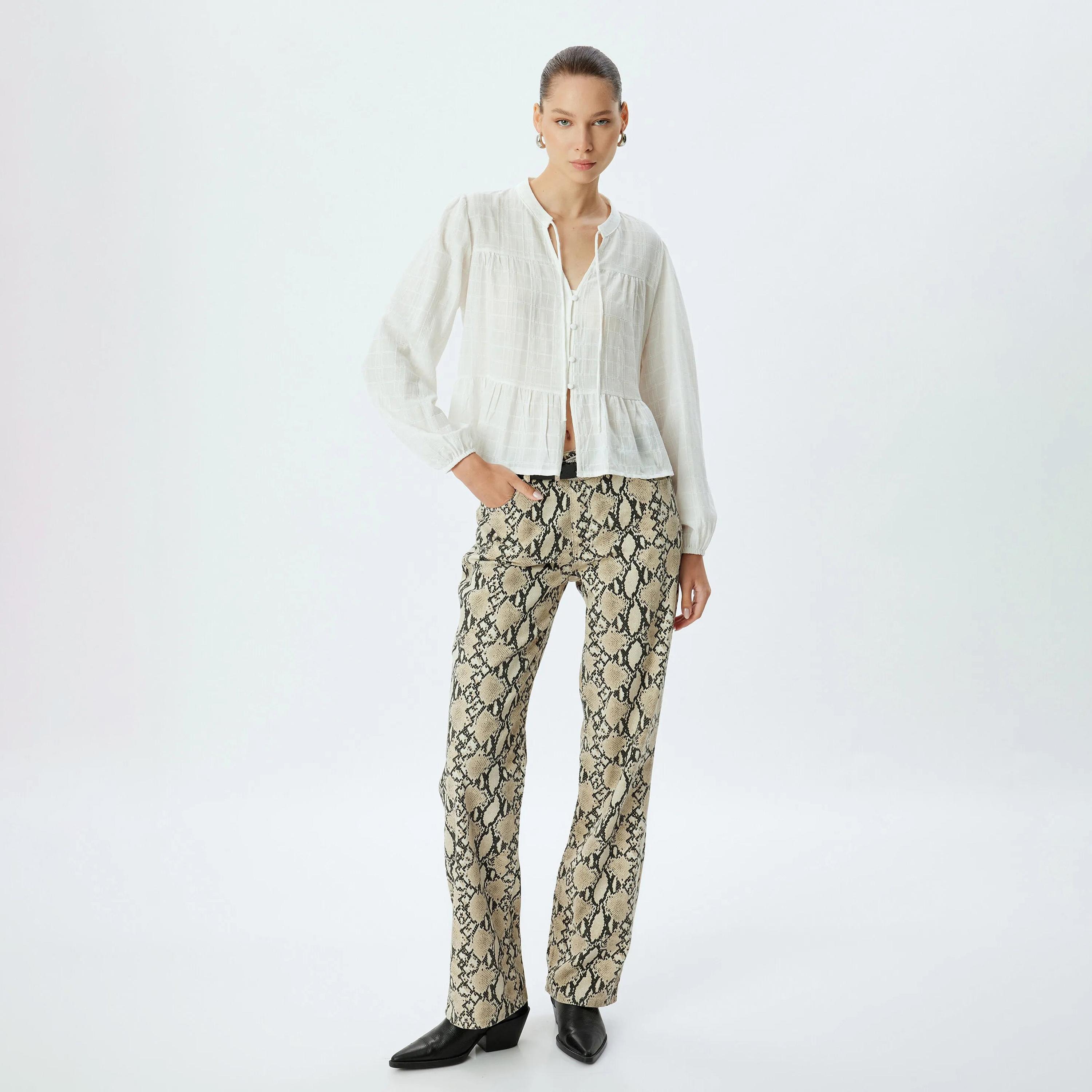 بنطلون نسائي من القطن بطبعة جلد الثعبان باللون البيج مع أزرار وسحاب من كوتون-women-clothing-bottoms-trousers-image-2