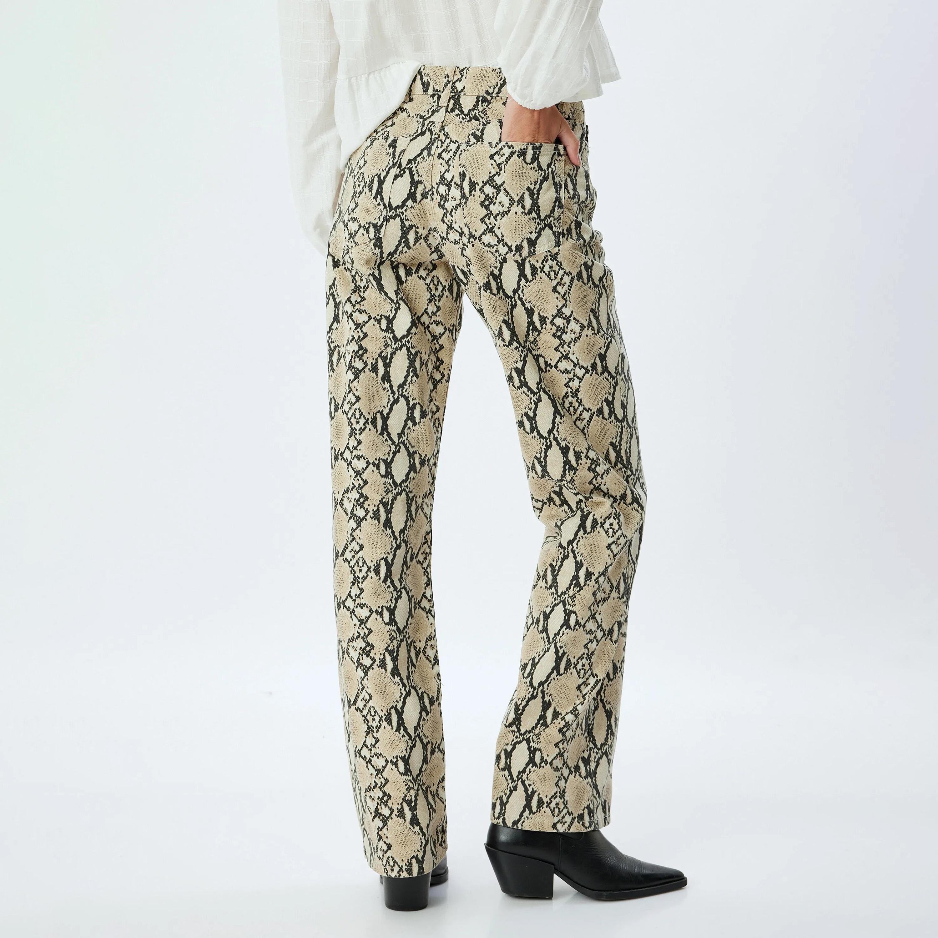 بنطلون نسائي من القطن بطبعة جلد الثعبان باللون البيج مع أزرار وسحاب من كوتون-women-clothing-bottoms-trousers-image-3