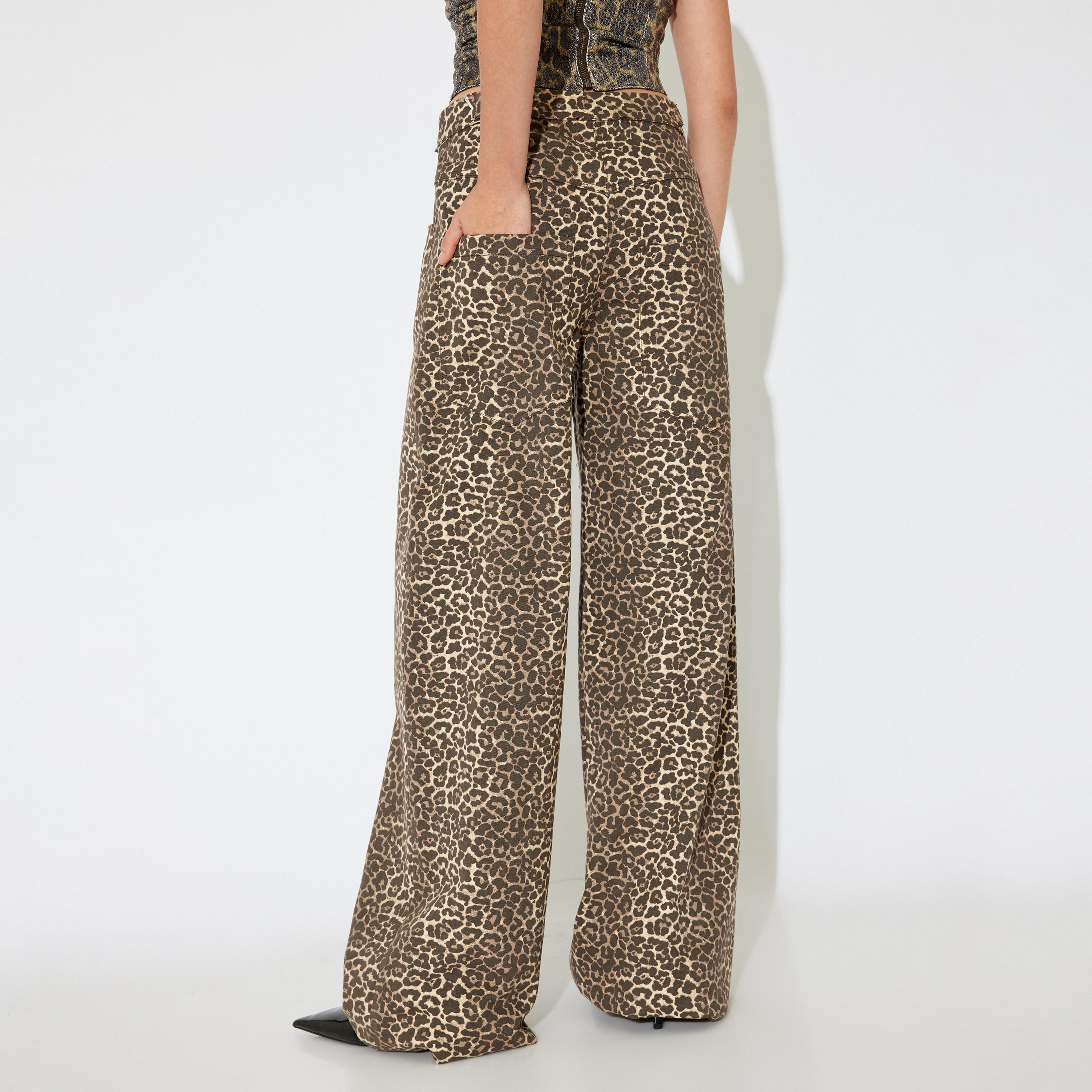 بنطلون نسائي قطني بطبعة حيوانات وسحاب وأزرار للإغلاق من كوتون-women-clothing-bottoms-trousers-image-3