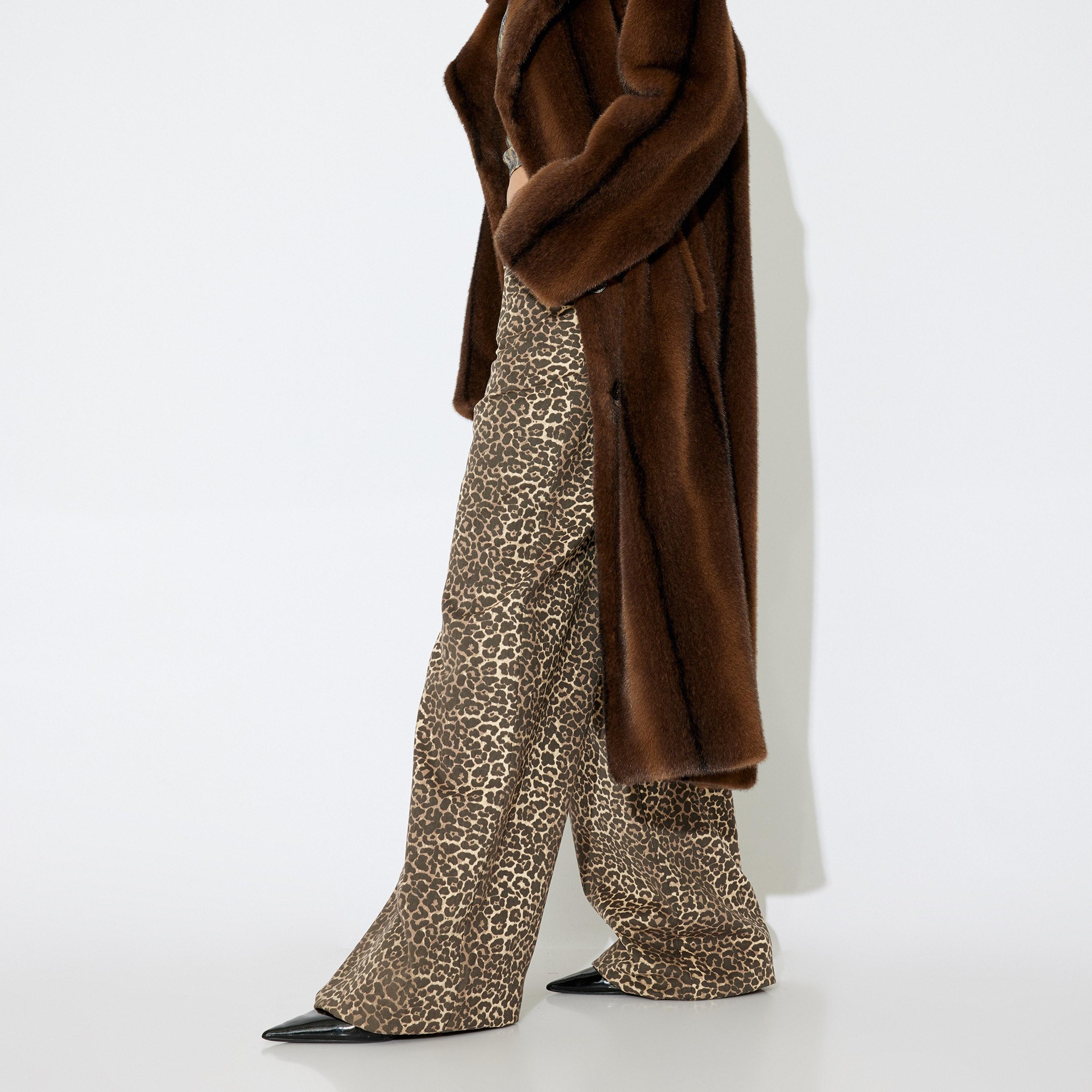بنطلون نسائي قطني بطبعة حيوانات وسحاب وأزرار للإغلاق من كوتون-women-clothing-bottoms-trousers-image-4