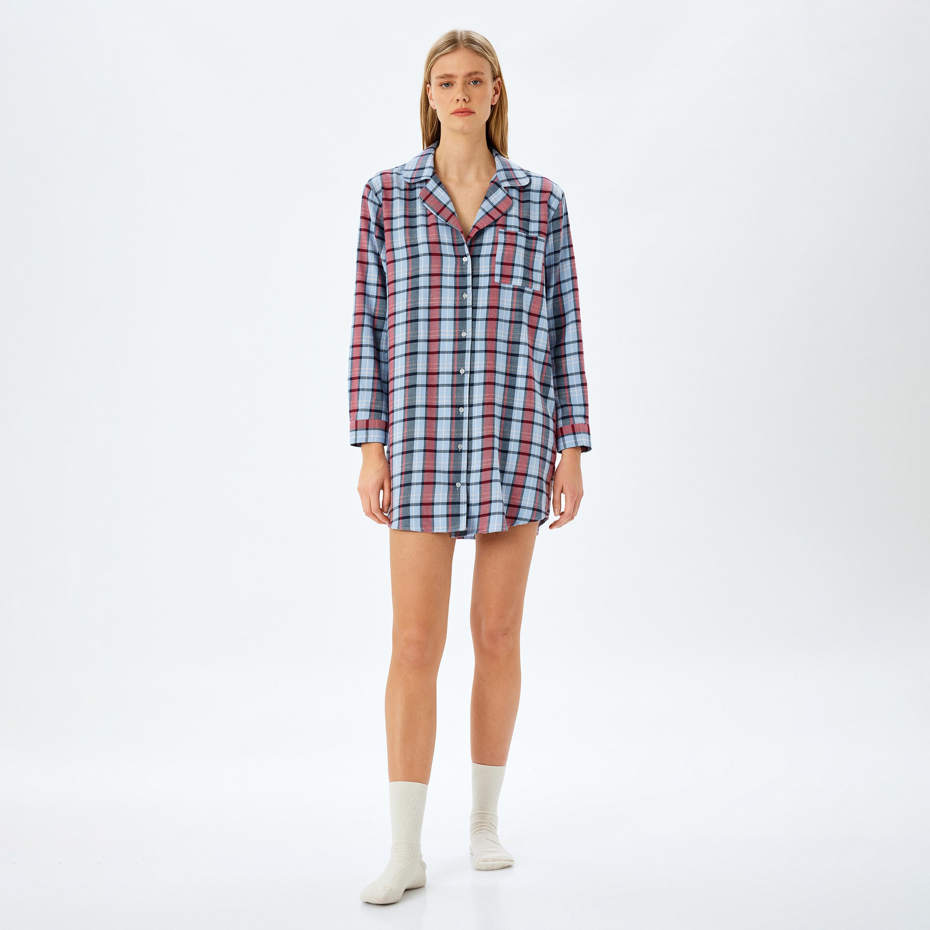 قميص نوم نسائي بنقشة كاروه وبياقة مشقوقة باللون الأزرق من كوتون-women-clothing-nightwear-pyjamas-tops-image-1