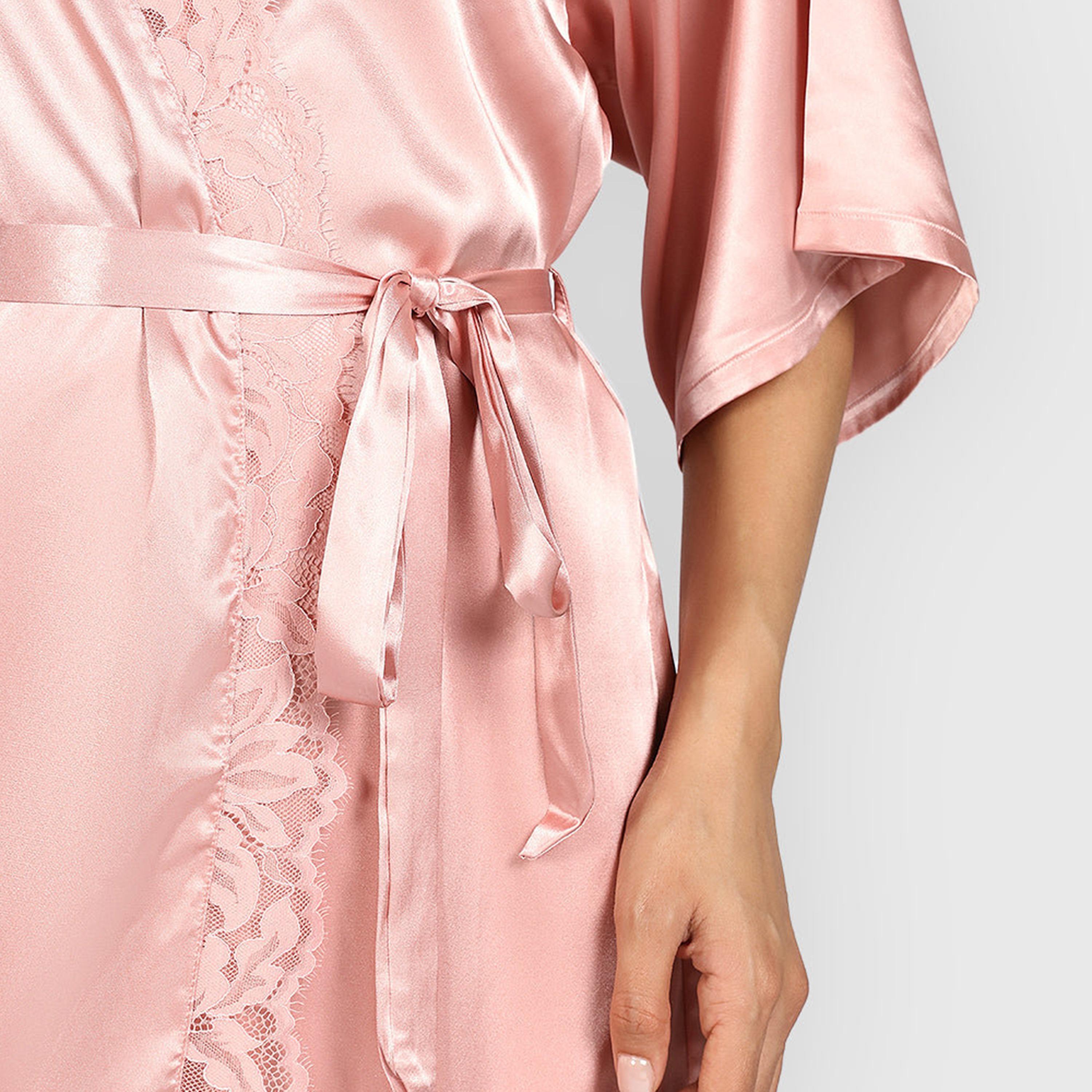 روب نسائي بتفاصيل دانتيل وفتحة رقبة متداخلة وأكمام ثلاثة أرباع من لا سنزا-women-clothing-nightwear-robes-image-4