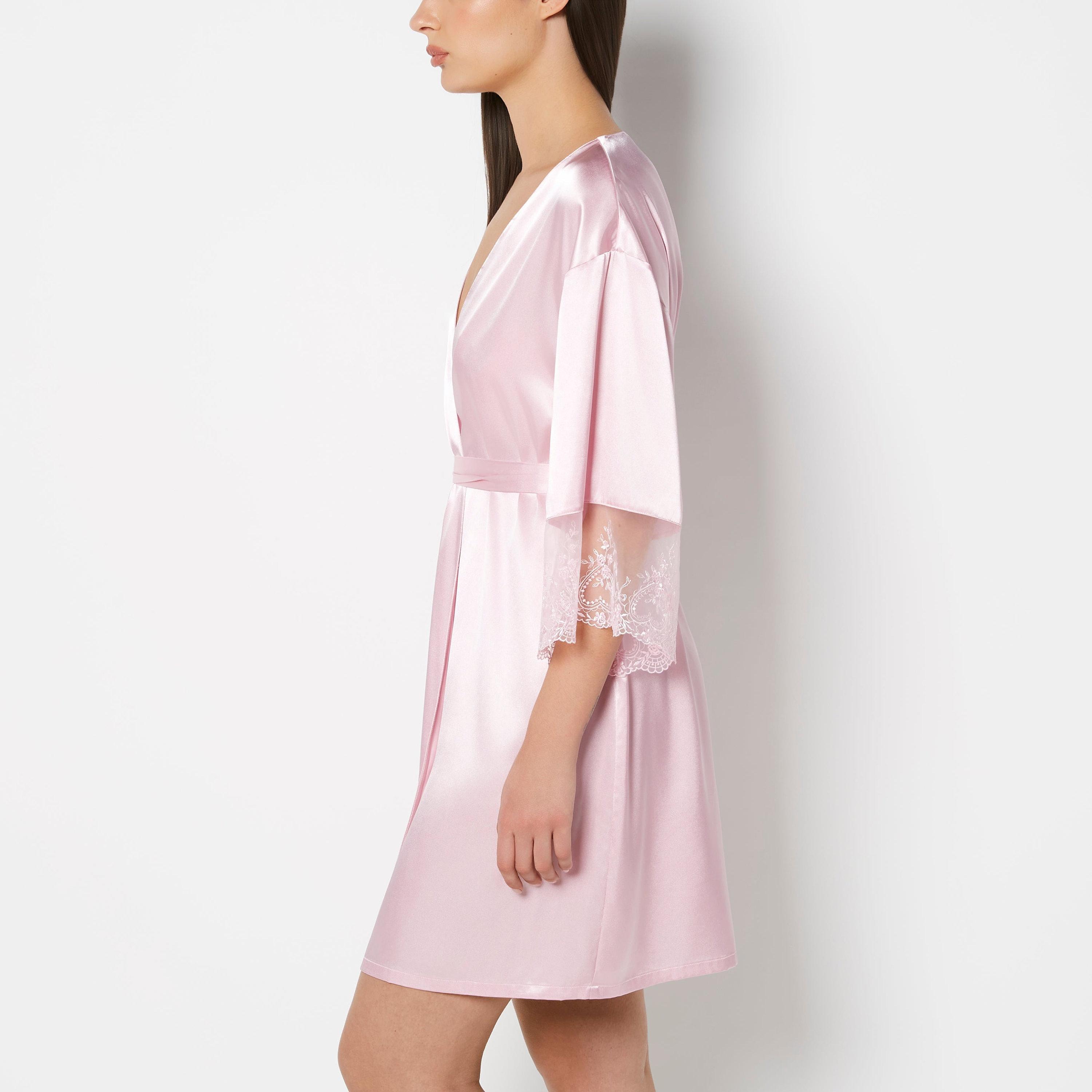 روب نسائي بتفاصيل دانتيل وفتحة رقبة متداخلة وأكمام ثلاثة أرباع من لا سنزا-women-clothing-nightwear-robes-image-2