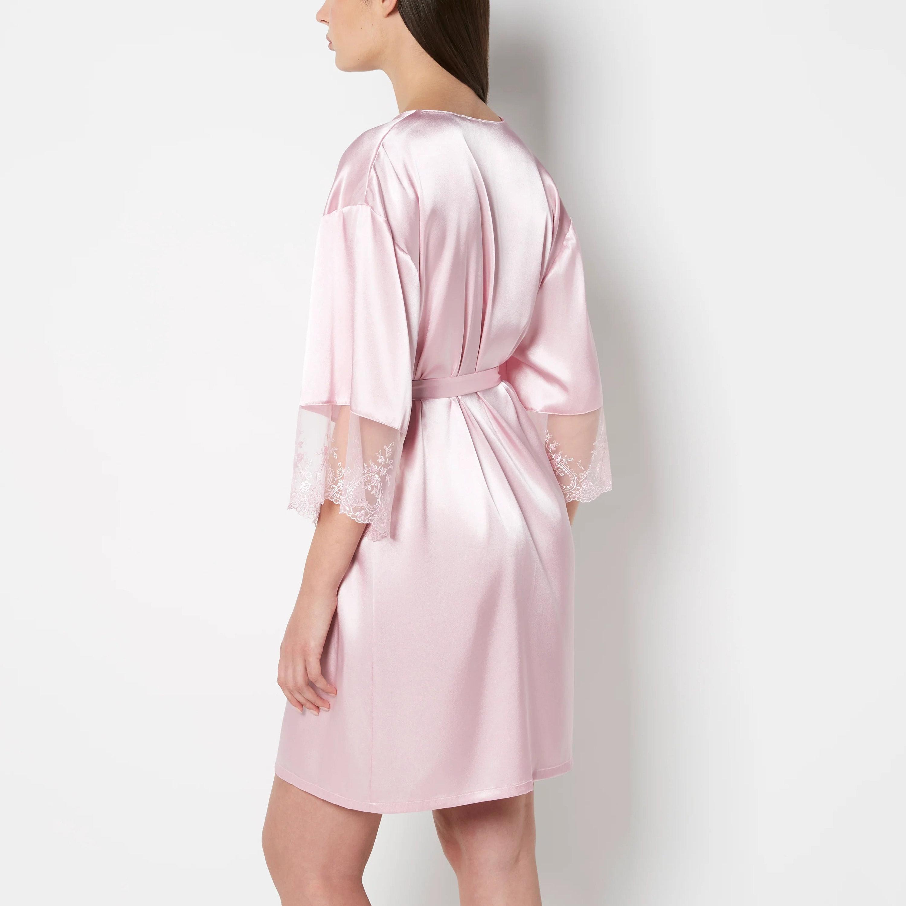 روب نسائي بتفاصيل دانتيل وفتحة رقبة متداخلة وأكمام ثلاثة أرباع من لا سنزا-women-clothing-nightwear-robes-image-3