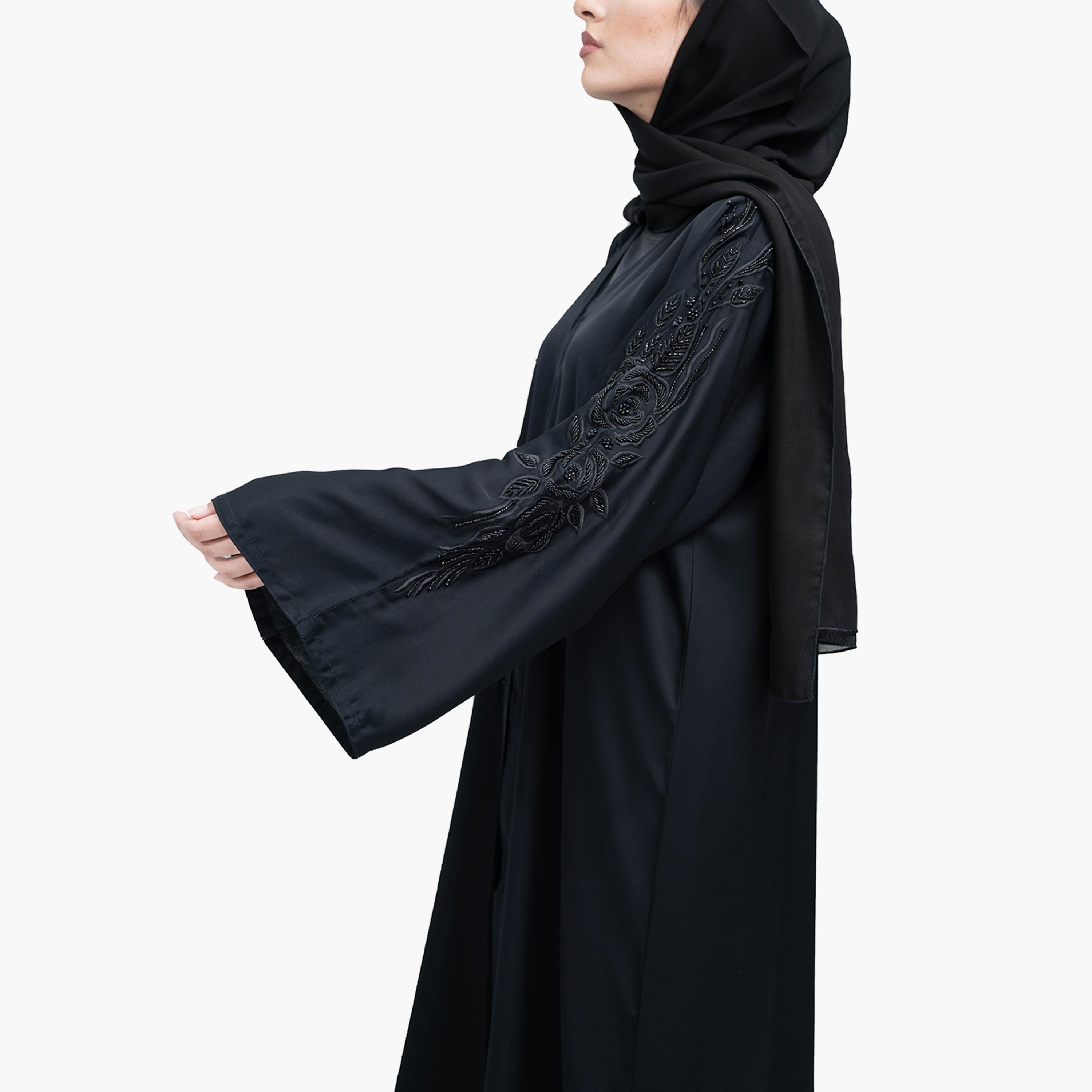 عباية حفلات من الكريب نيدا أنيقة باللون الأسود ومطرزة بالخرز وأكمام واسعة من الكريب نيدا مع حجاب من نخبة-women-arabicclothing-abayas-image-3