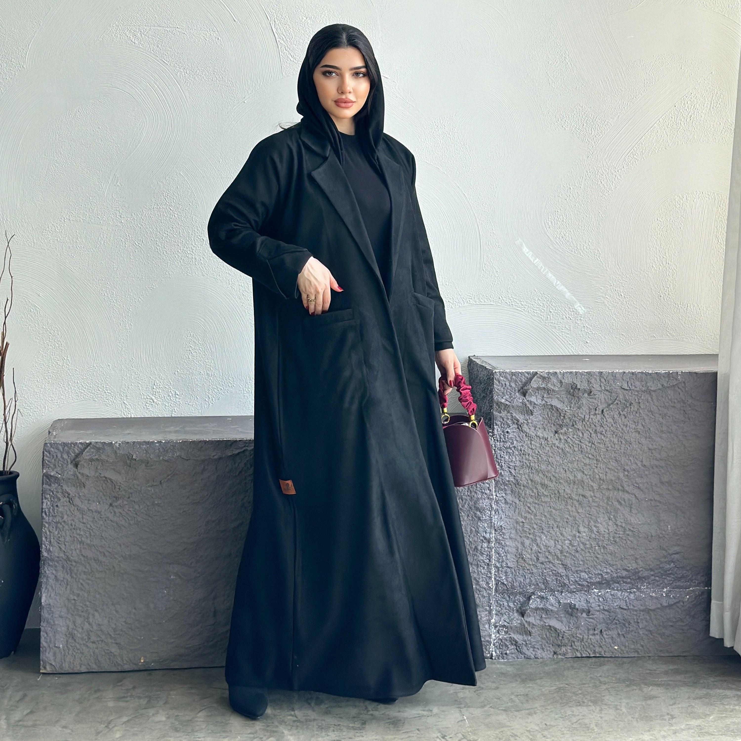 عباية بليزر رسمية نسائية "نصف كلوش" بياقة مطوية من الشامواه قماش كريب مع حجاب - أسود من إيليجنت حجاب-women-arabicclothing-abayas-image-1