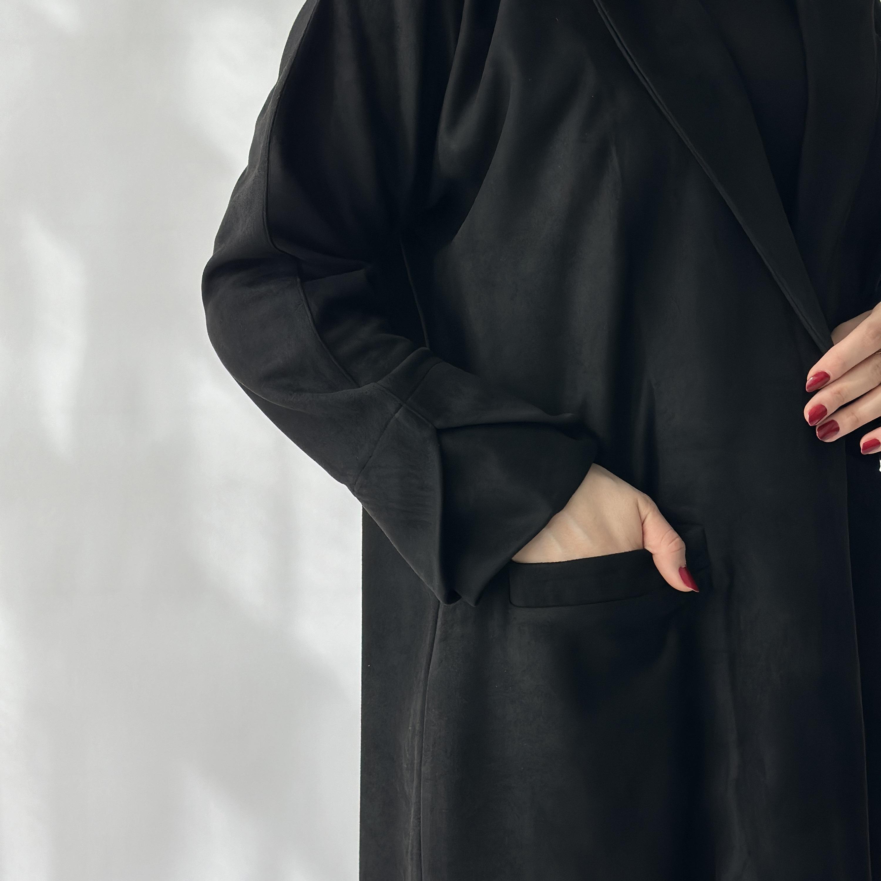 عباية بليزر رسمية نسائية "نصف كلوش" بياقة مطوية من الشامواه قماش كريب مع حجاب - أسود من إيليجنت حجاب-women-arabicclothing-abayas-image-3