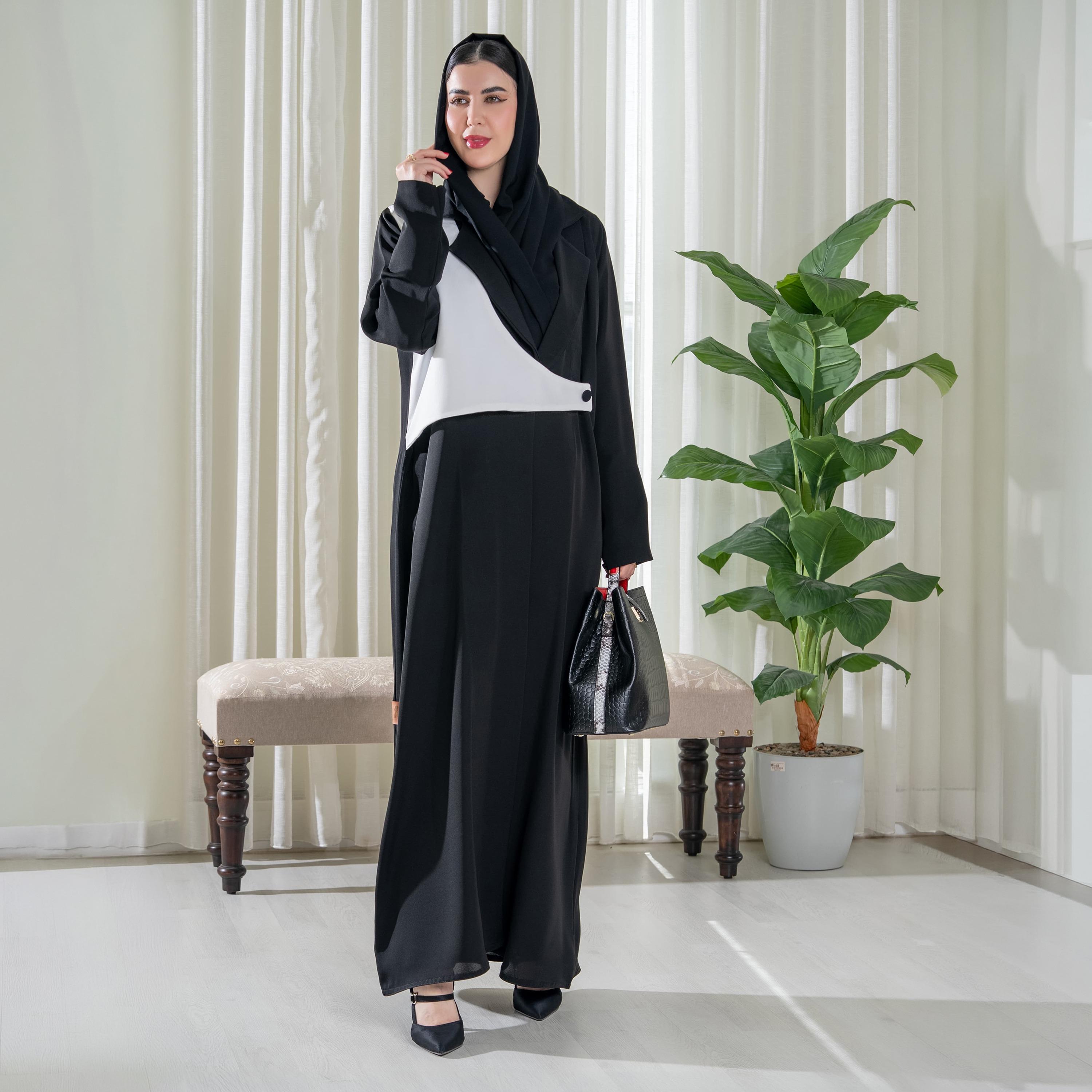 عباية نسائية "نصف كلوش" بياقة مطوية وتصميم ألوان متباينة قماش كريب مع حجاب - أسود من إيليجنت حجاب-women-arabicclothing-abayas-image-1