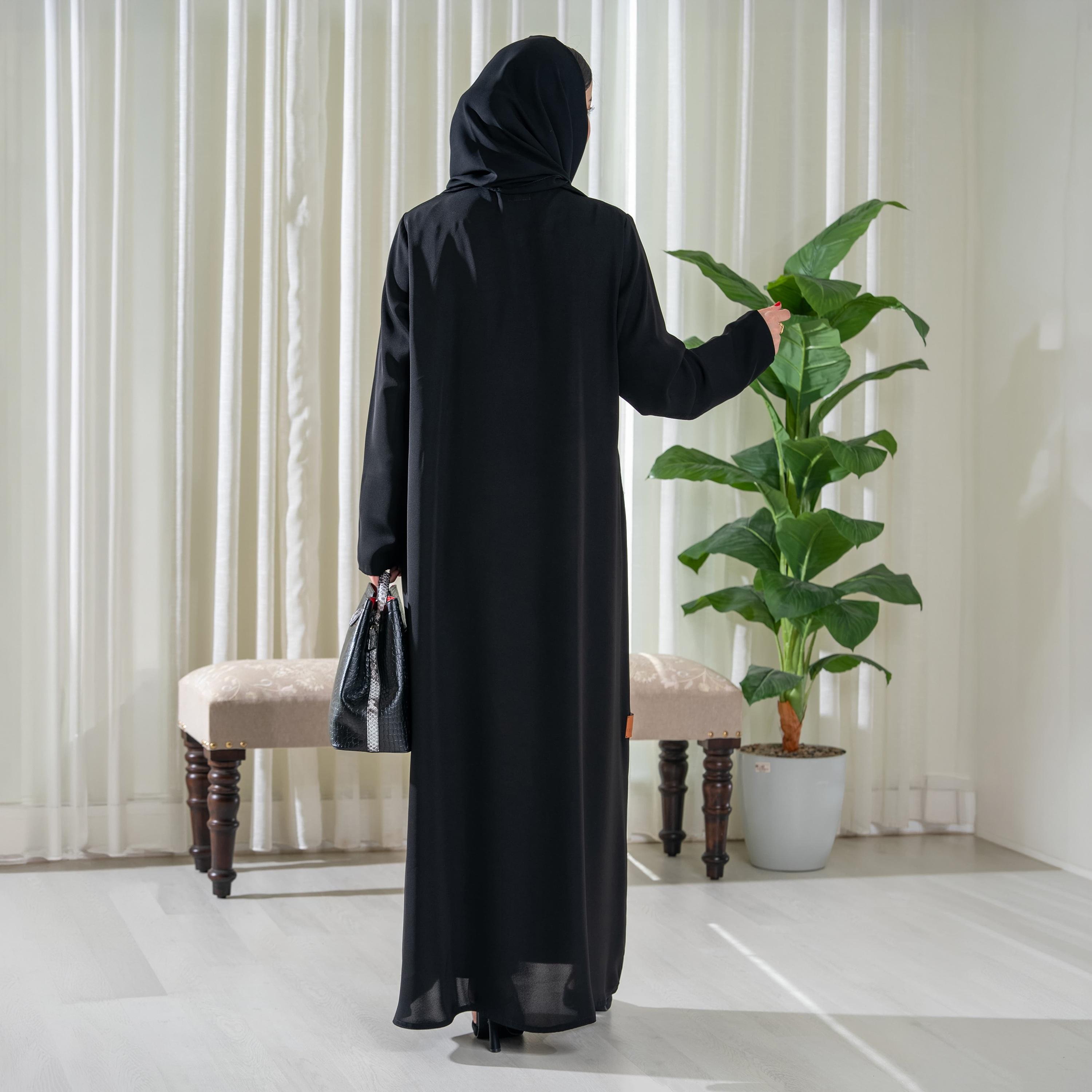 عباية نسائية "نصف كلوش" بياقة مطوية وتصميم ألوان متباينة قماش كريب مع حجاب - أسود من إيليجنت حجاب-women-arabicclothing-abayas-image-3