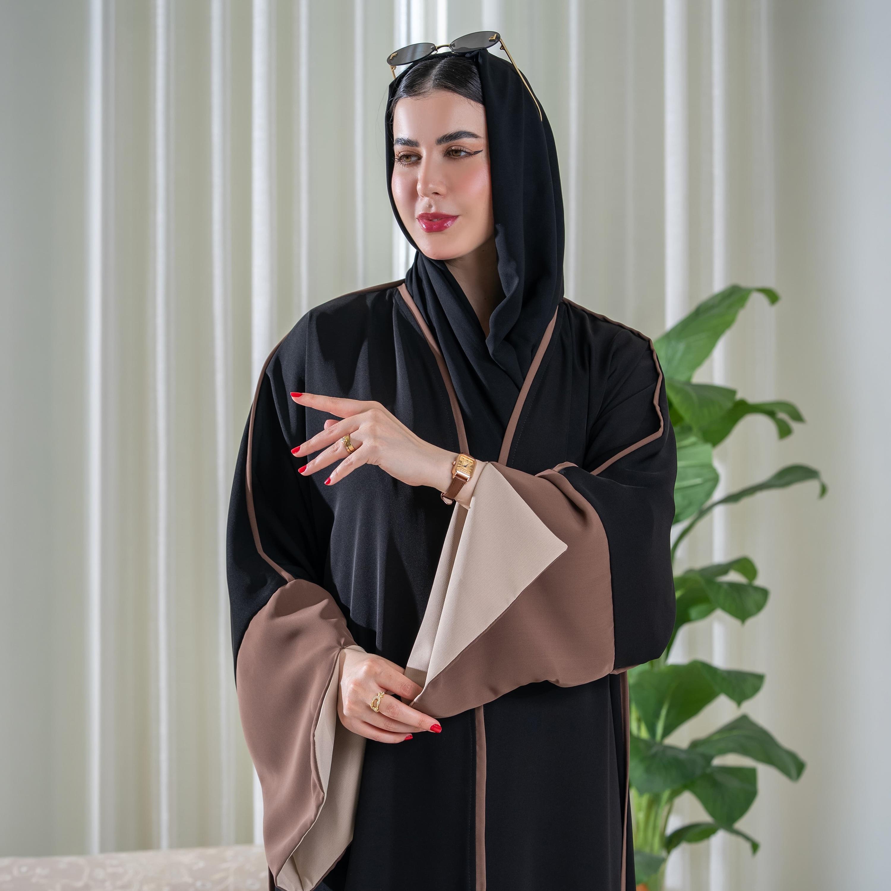 عباية نسائية "نصف كلوش" بأكمام واسعة (كلوش) وتصميم بلونين قماش كريب مع حجاب - أسود من إيليجنت حجاب-women-arabicclothing-abayas-image-2