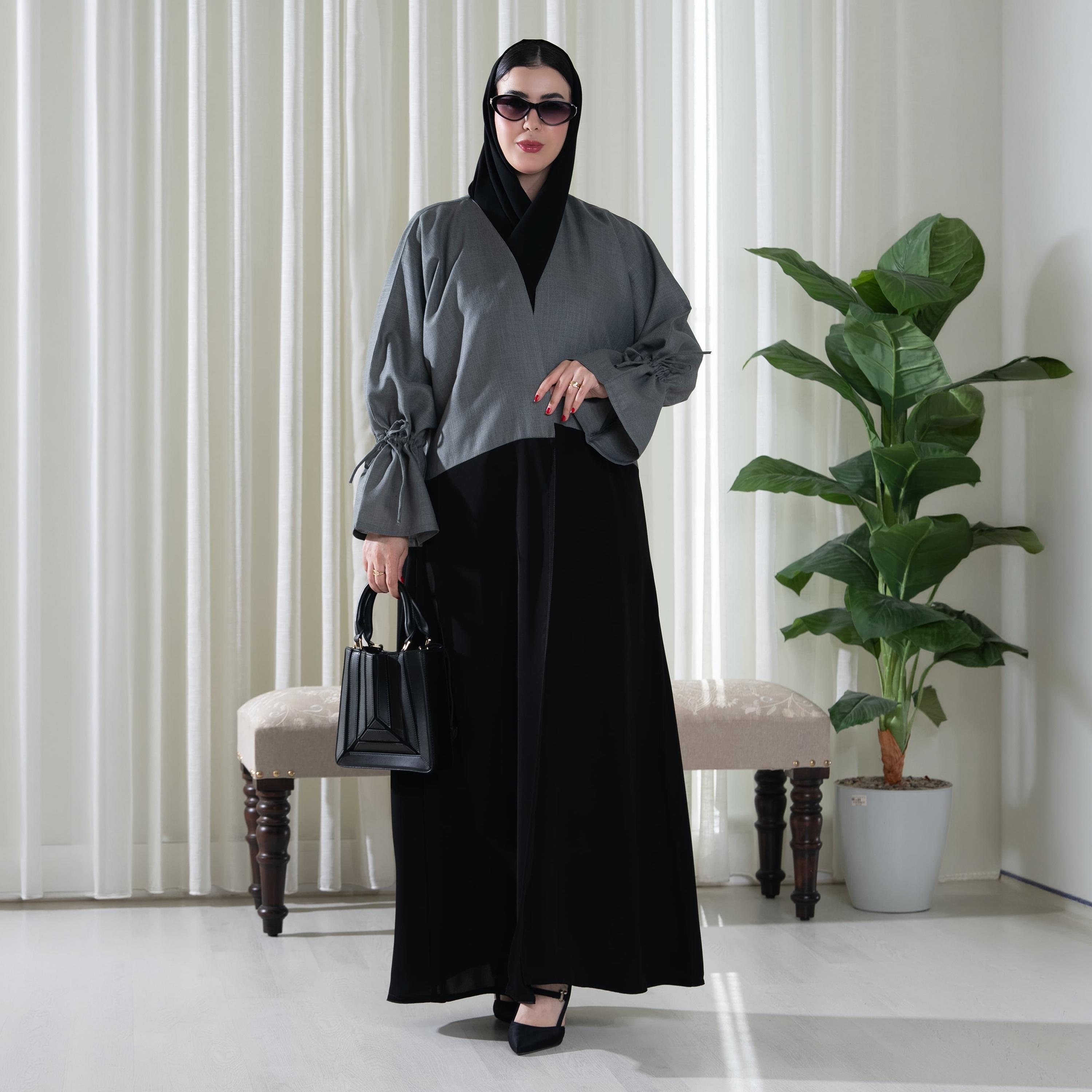 عباية نسائية "نصف كلوش" بتصميم بلونين قماش كريب مع حجاب - أسود من إيليجنت حجاب-women-arabicclothing-abayas-image-1