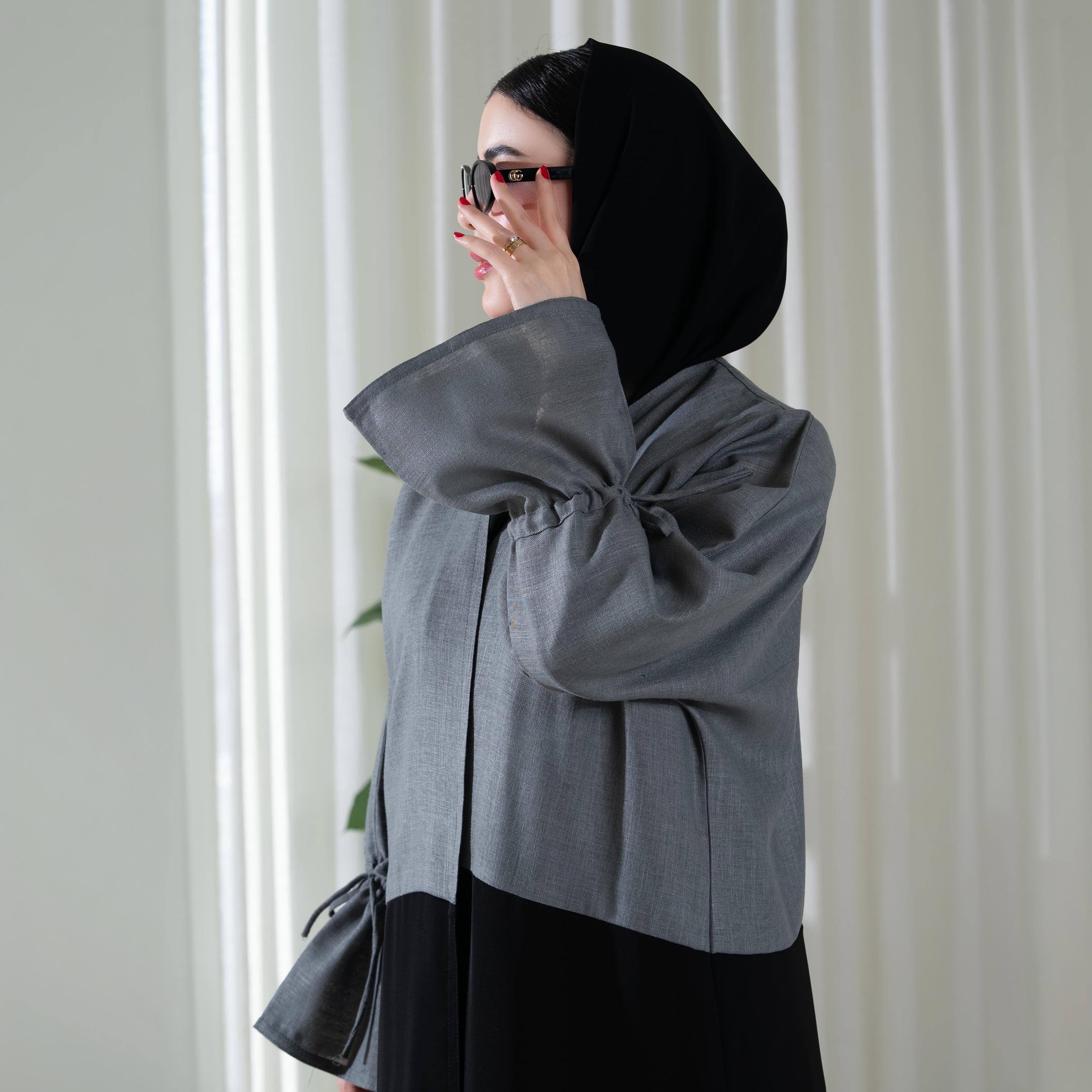 عباية نسائية "نصف كلوش" بتصميم بلونين قماش كريب مع حجاب - أسود من إيليجنت حجاب-women-arabicclothing-abayas-image-2