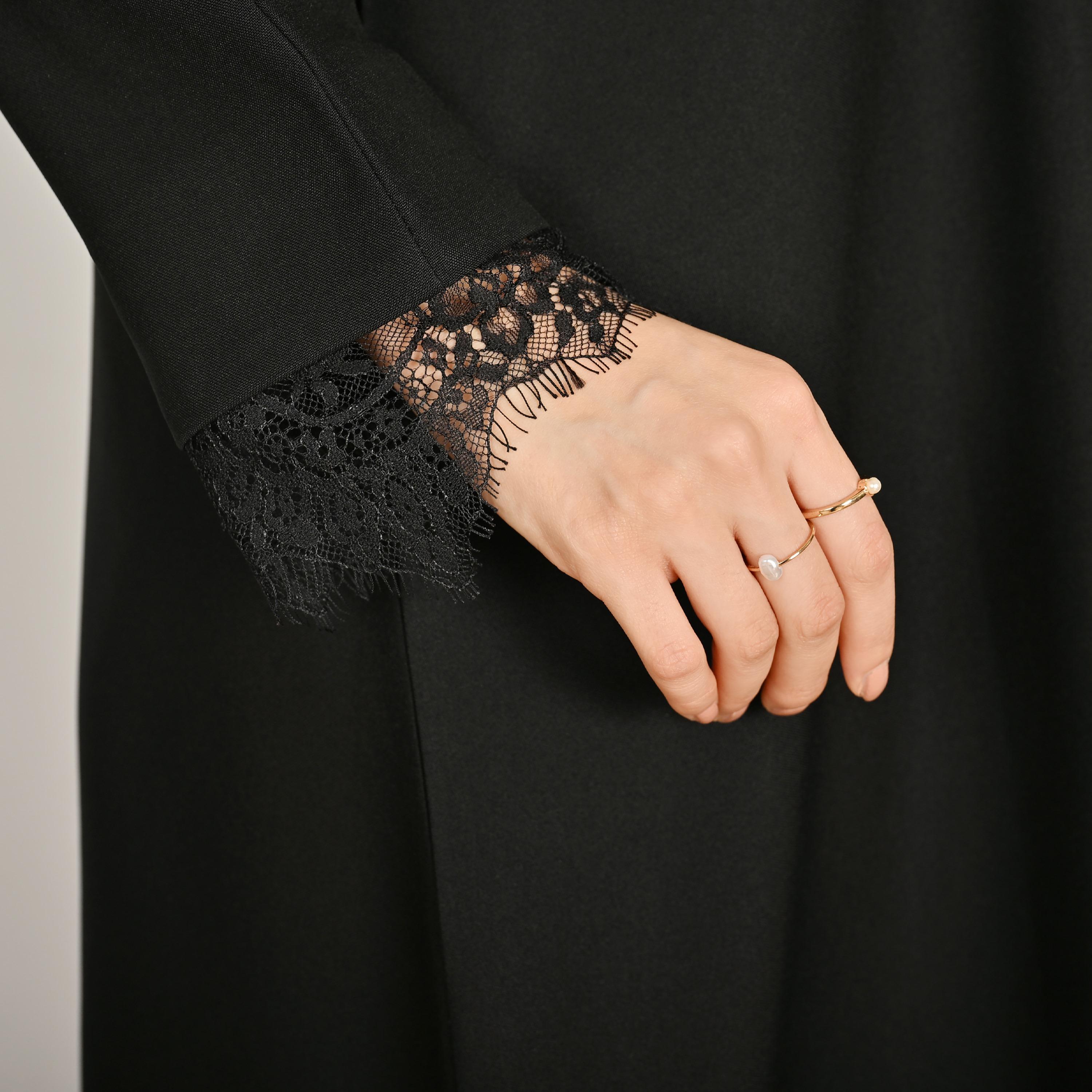 عباية كتان حريمي بتفاصيل دانتيل باللون الأسود من حوراء-women-arabicclothing-abayas-image-4