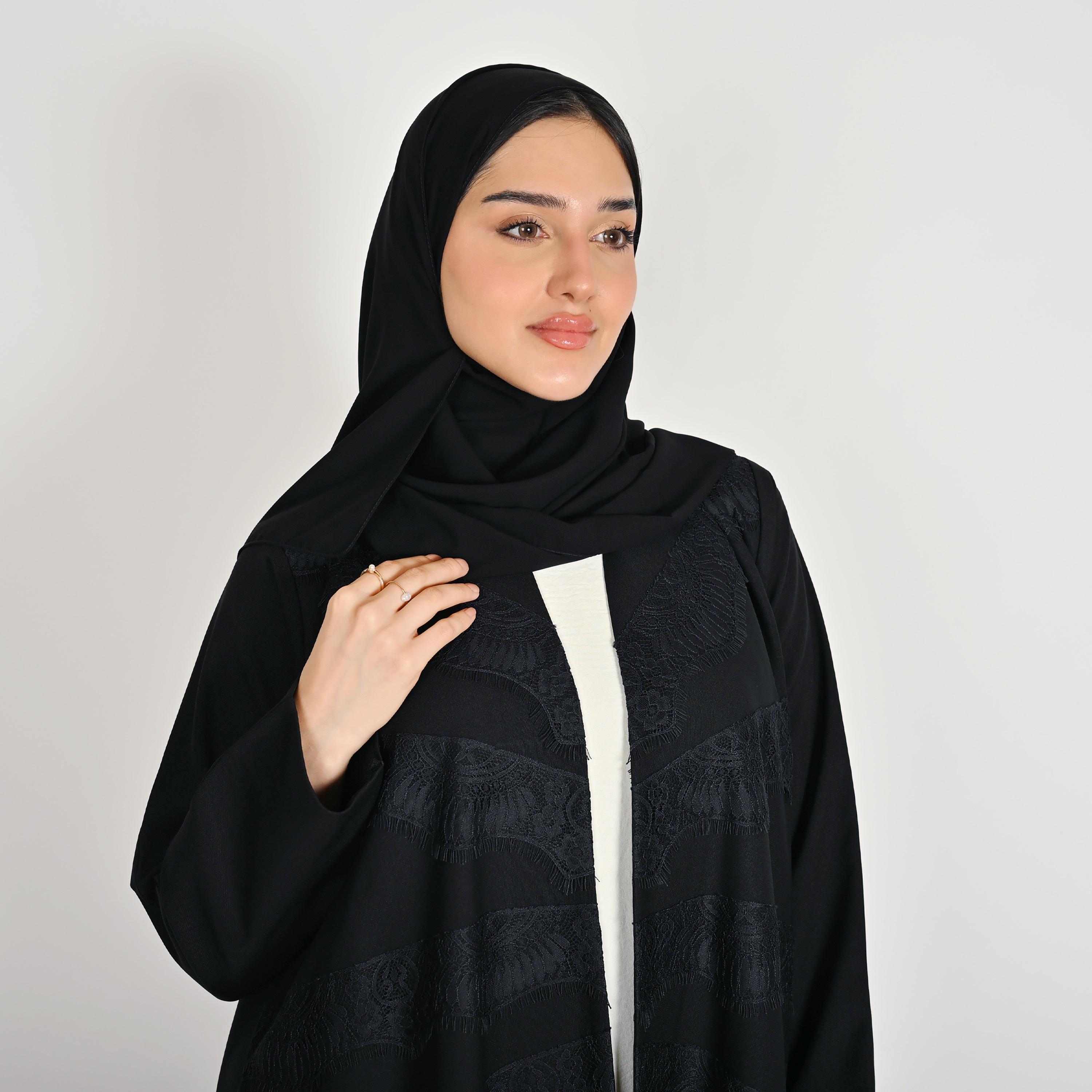 عباية كتان حريمي مفتوحة من الأمام بتفاصيل لوحة دانتيل باللون الأسود مع حجاب من حوراء-women-arabicclothing-abayas-image-2