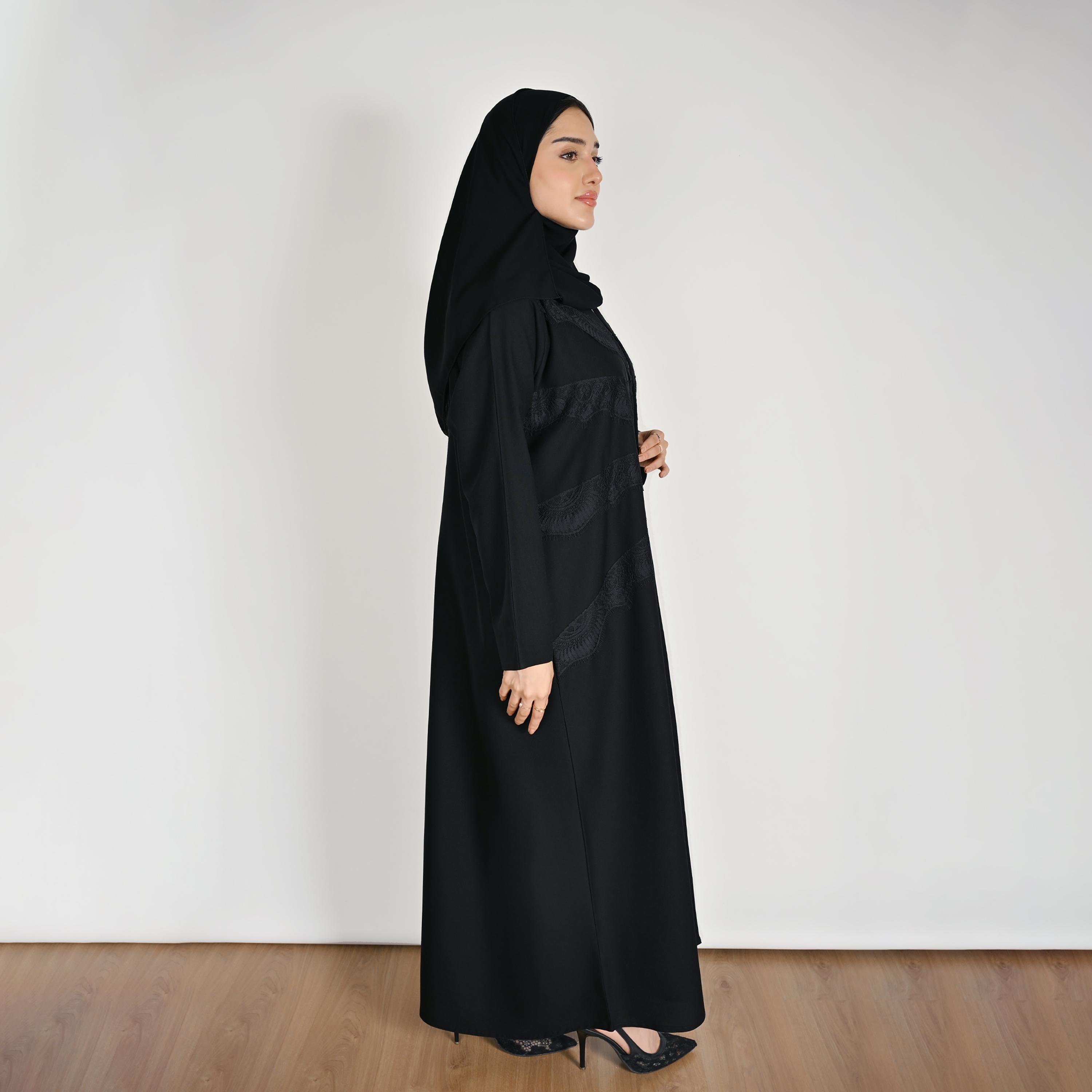 عباية كتان حريمي مفتوحة من الأمام بتفاصيل لوحة دانتيل باللون الأسود مع حجاب من حوراء-women-arabicclothing-abayas-image-5