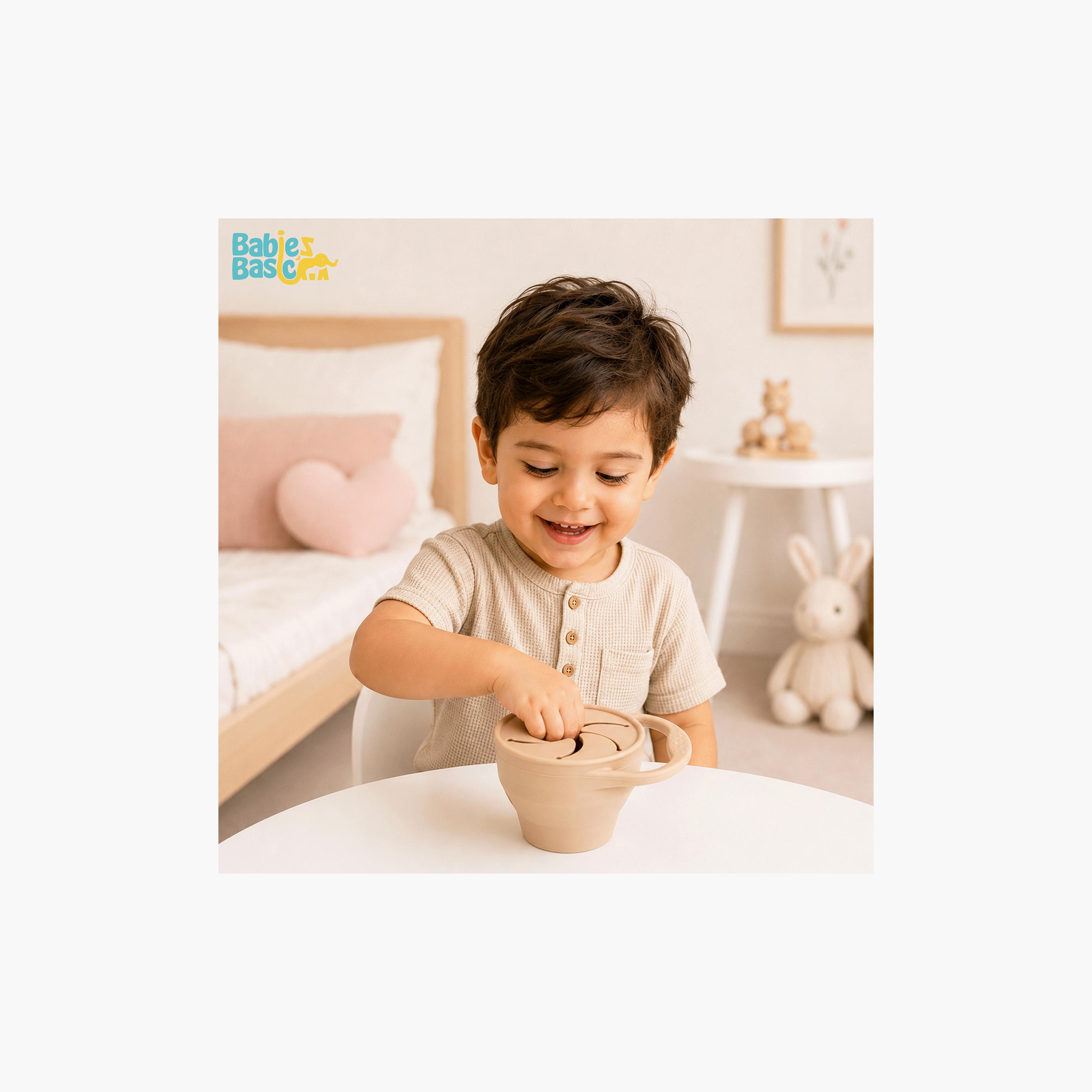 كوب سيليكون قابل للطي للوجبات الخفيفة مع غطاء - 150 مل من بيبيز بيزك-baby-feeding-mealtimeessentials-image-3