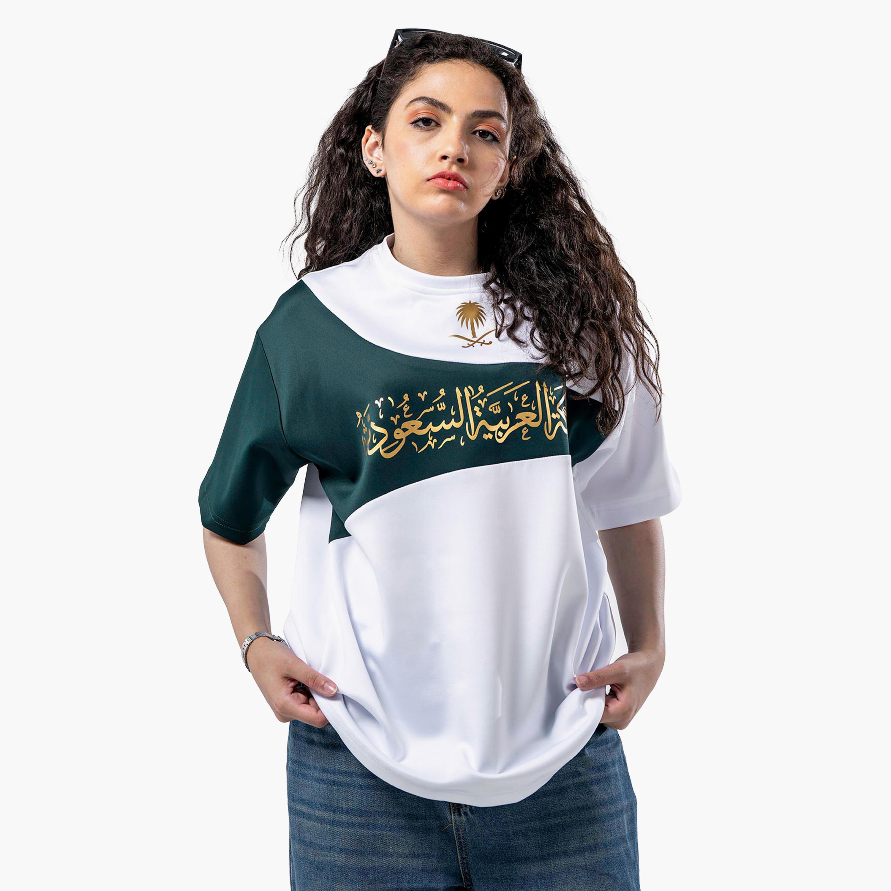 تيشيرت نسائي باللون الأخضر مع الأبيض ملون لليوم الوطني السعودي من صانع الفن-women-clothing-tshirts-image-1