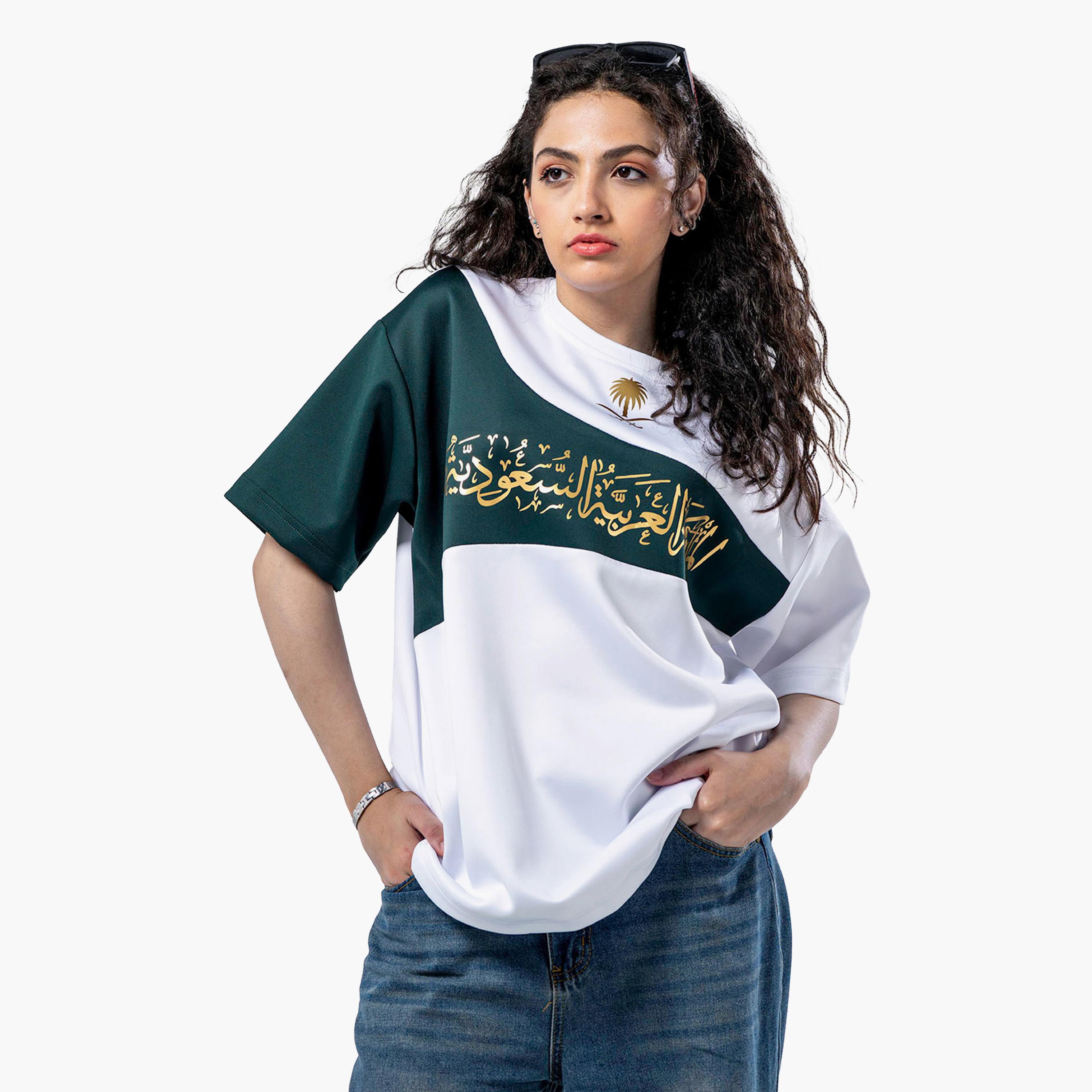 تيشيرت نسائي باللون الأخضر مع الأبيض ملون لليوم الوطني السعودي من صانع الفن-women-clothing-tshirts-image-2