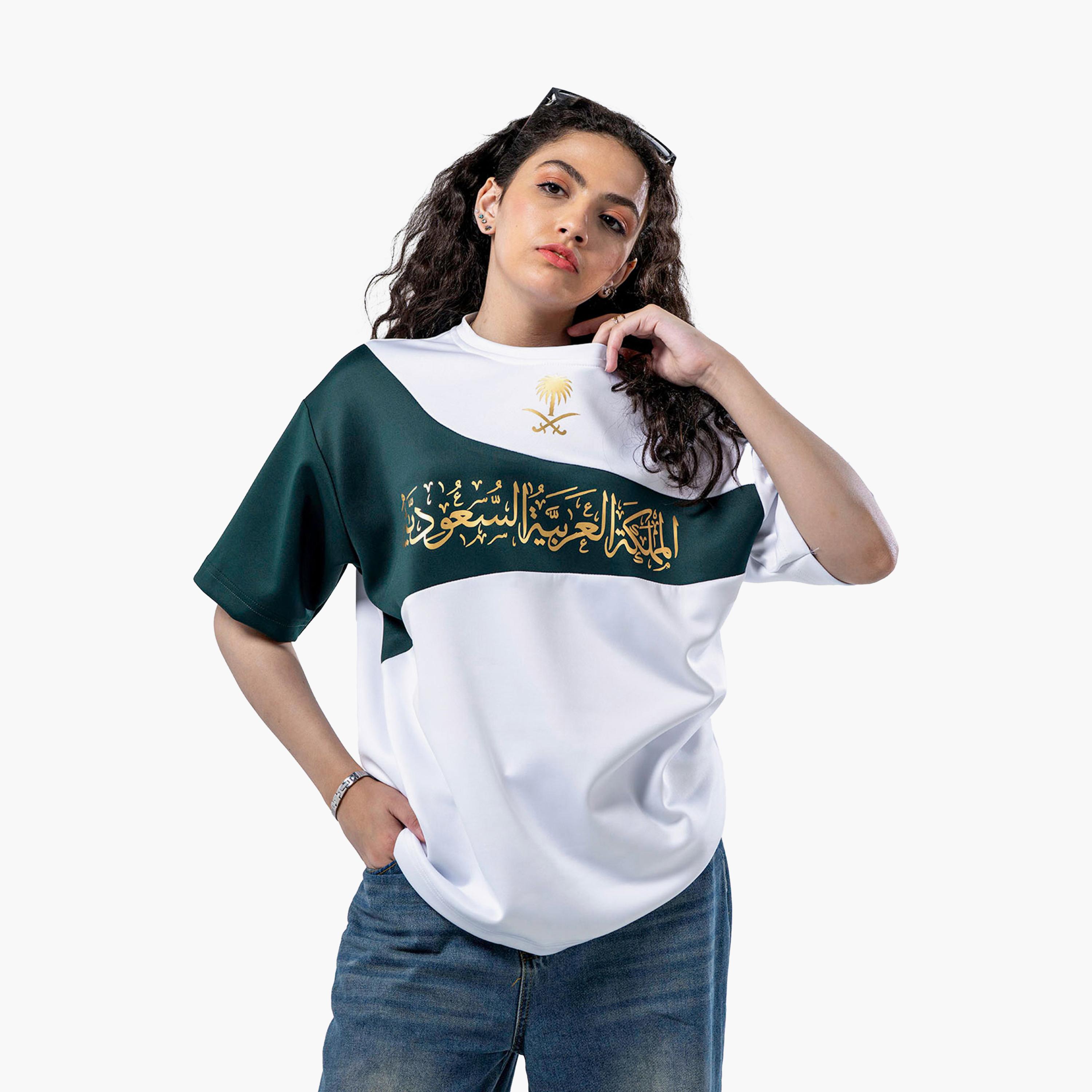 تيشيرت نسائي باللون الأخضر مع الأبيض ملون لليوم الوطني السعودي من صانع الفن-women-clothing-tshirts-image-3