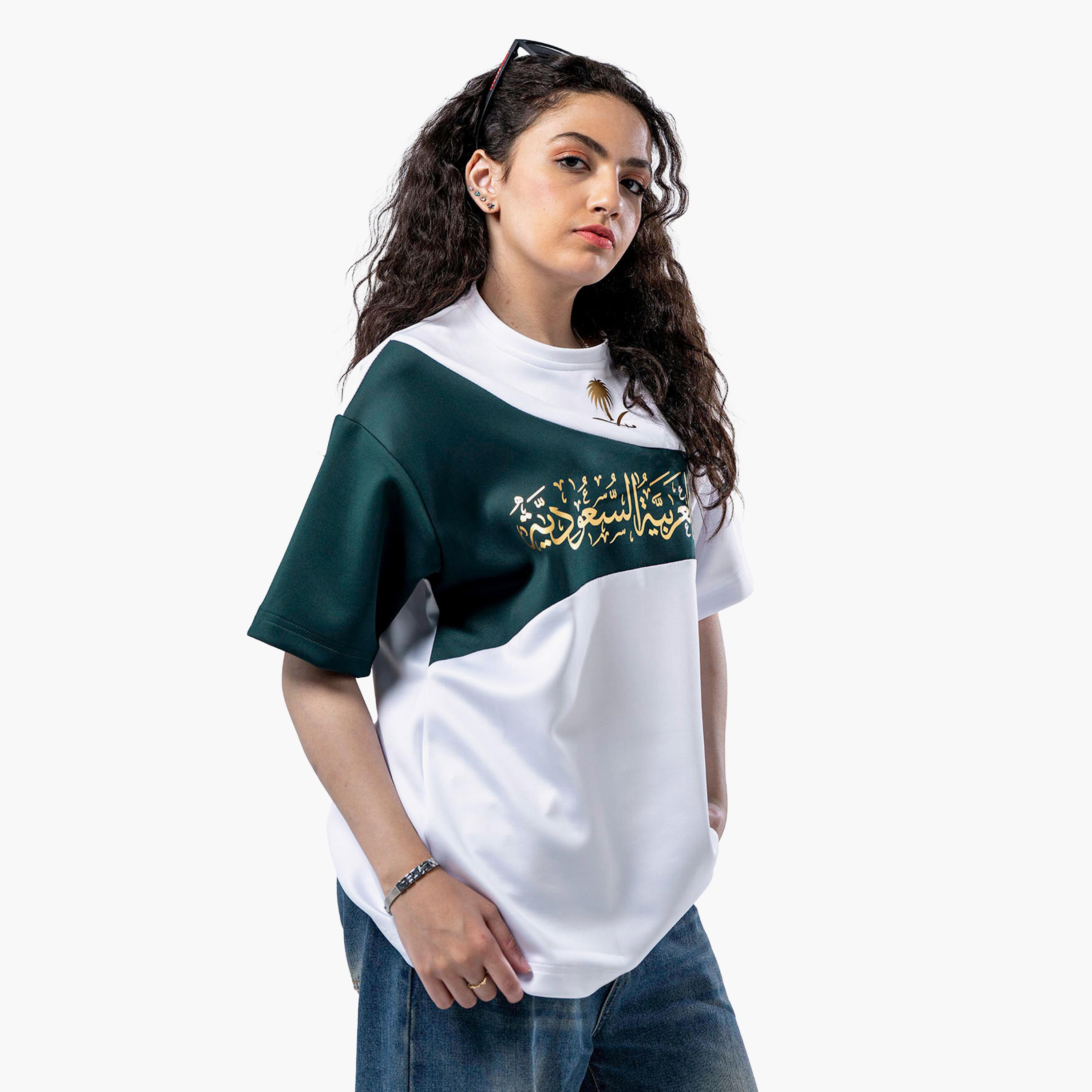 تيشيرت نسائي باللون الأخضر مع الأبيض ملون لليوم الوطني السعودي من صانع الفن-women-clothing-tshirts-image-4