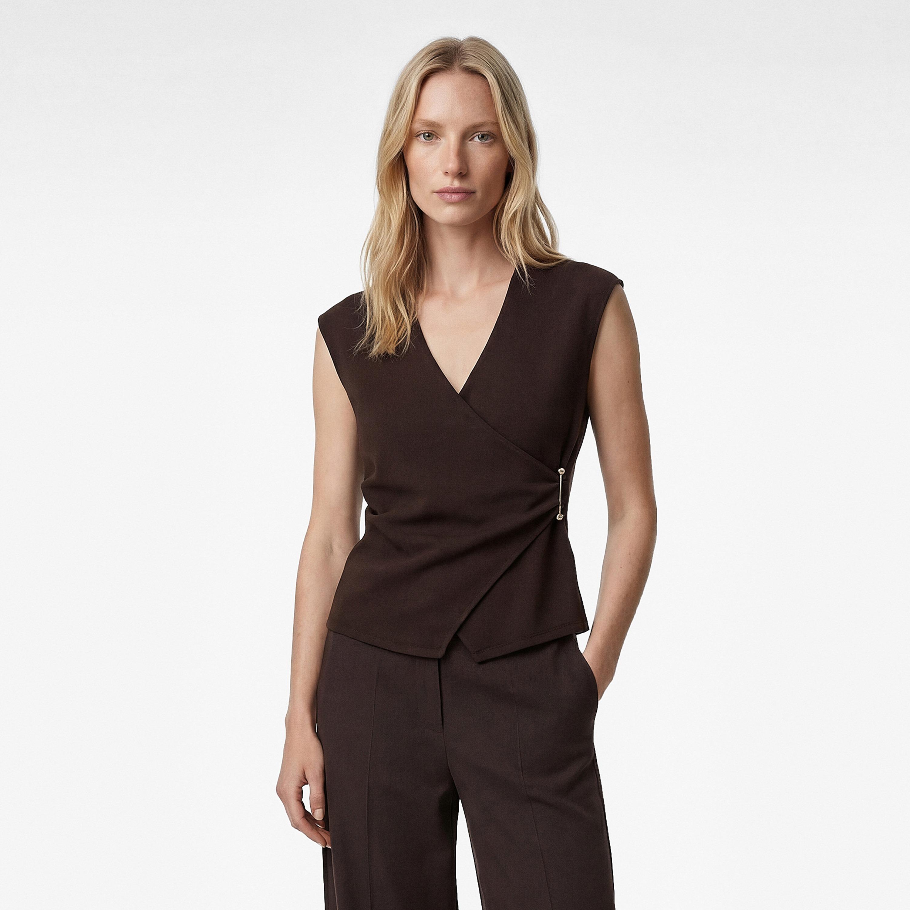 بلوزة نسائية بتصميم لف وفتحة رقبة "V" متقاطعة بلون بني من كوتون-women-clothing-shirtsandblouses-blouses-image-1