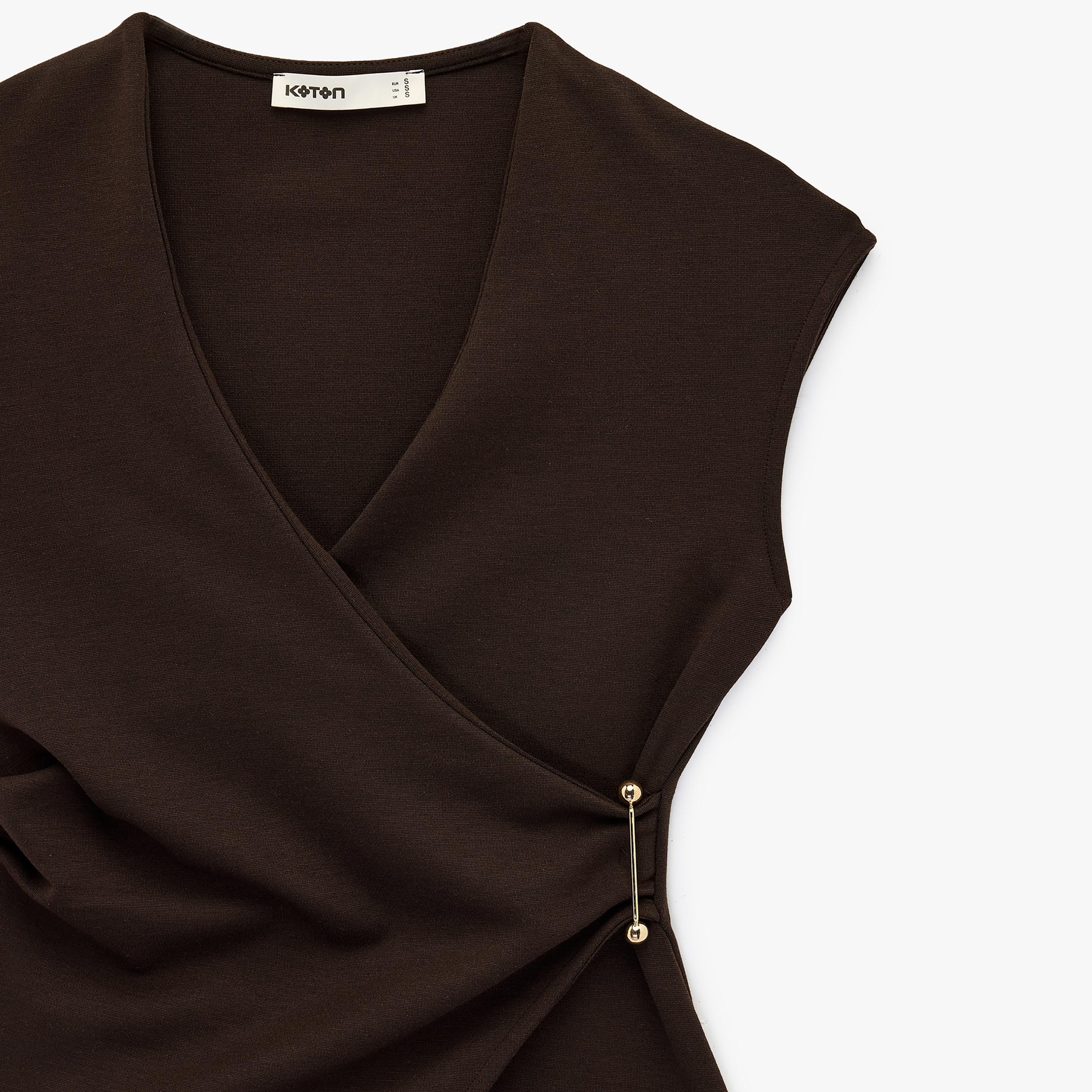 بلوزة نسائية بتصميم لف وفتحة رقبة "V" متقاطعة بلون بني من كوتون-women-clothing-shirtsandblouses-blouses-image-5