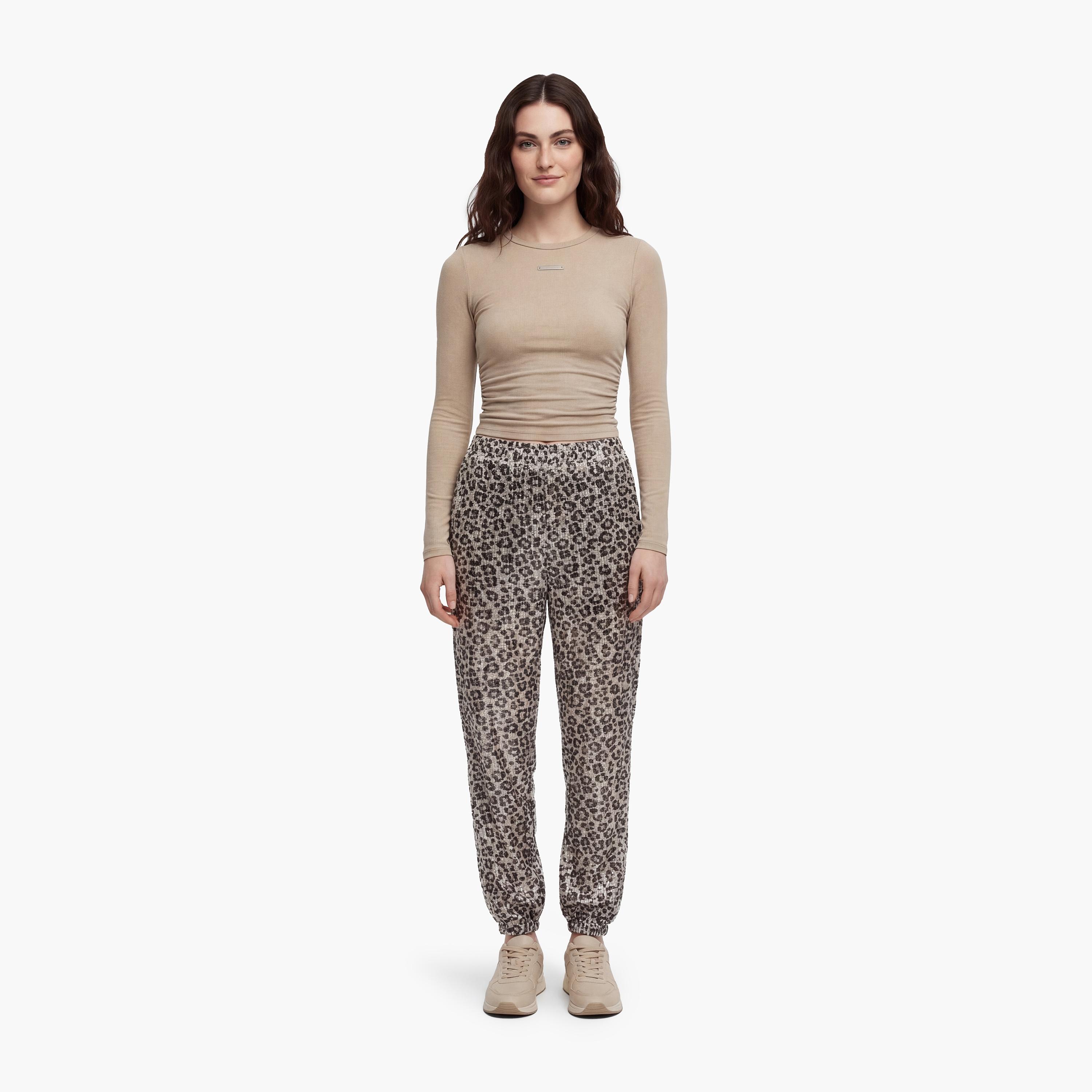 بنطلون نسائي قصة "تيبرد" مدببة بخصر مطاطي ومزين بالترتر وطبعة نمر بلون بيج من كوتون-women-clothing-bottoms-trousers-image-2