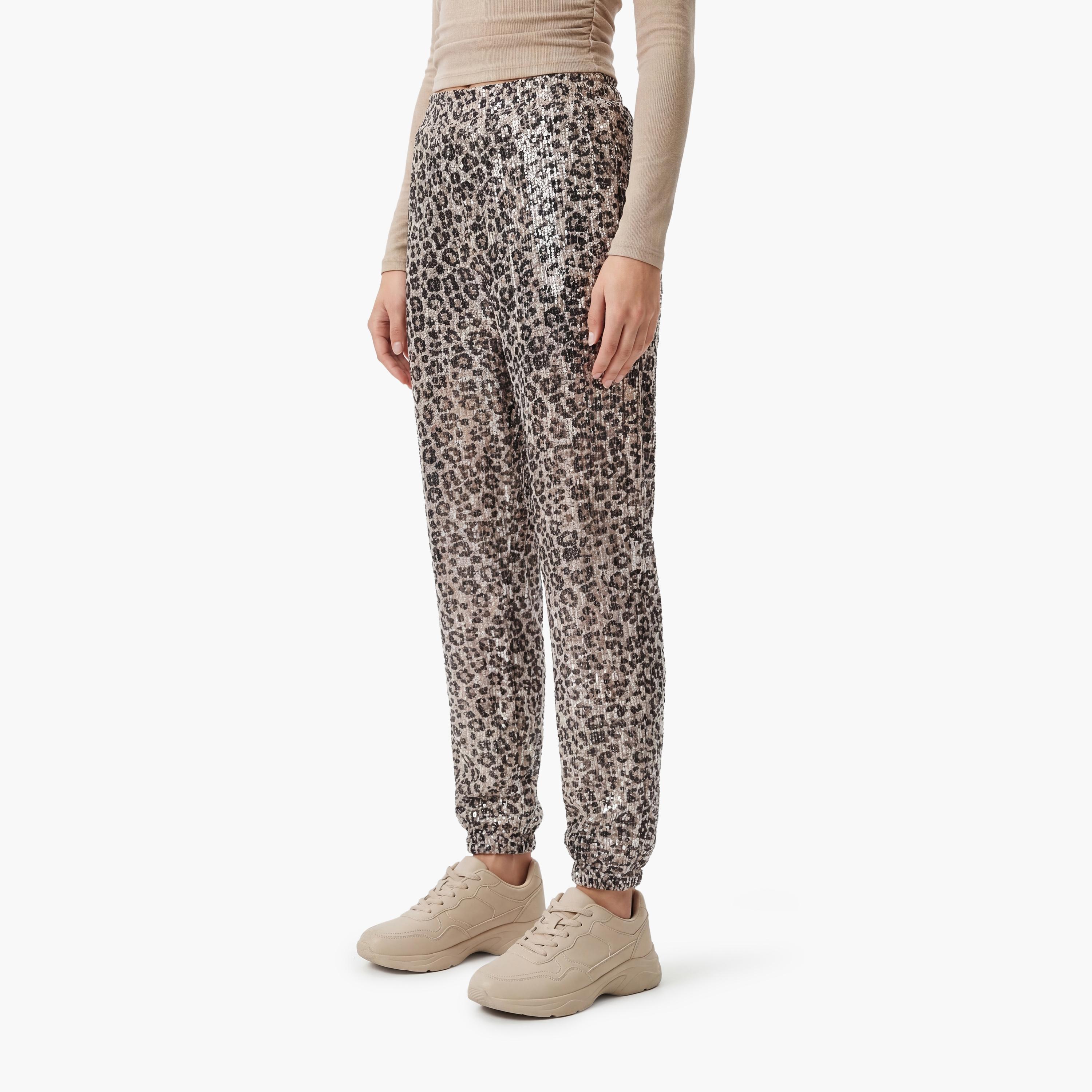 بنطلون نسائي قصة "تيبرد" مدببة بخصر مطاطي ومزين بالترتر وطبعة نمر بلون بيج من كوتون-women-clothing-bottoms-trousers-image-4
