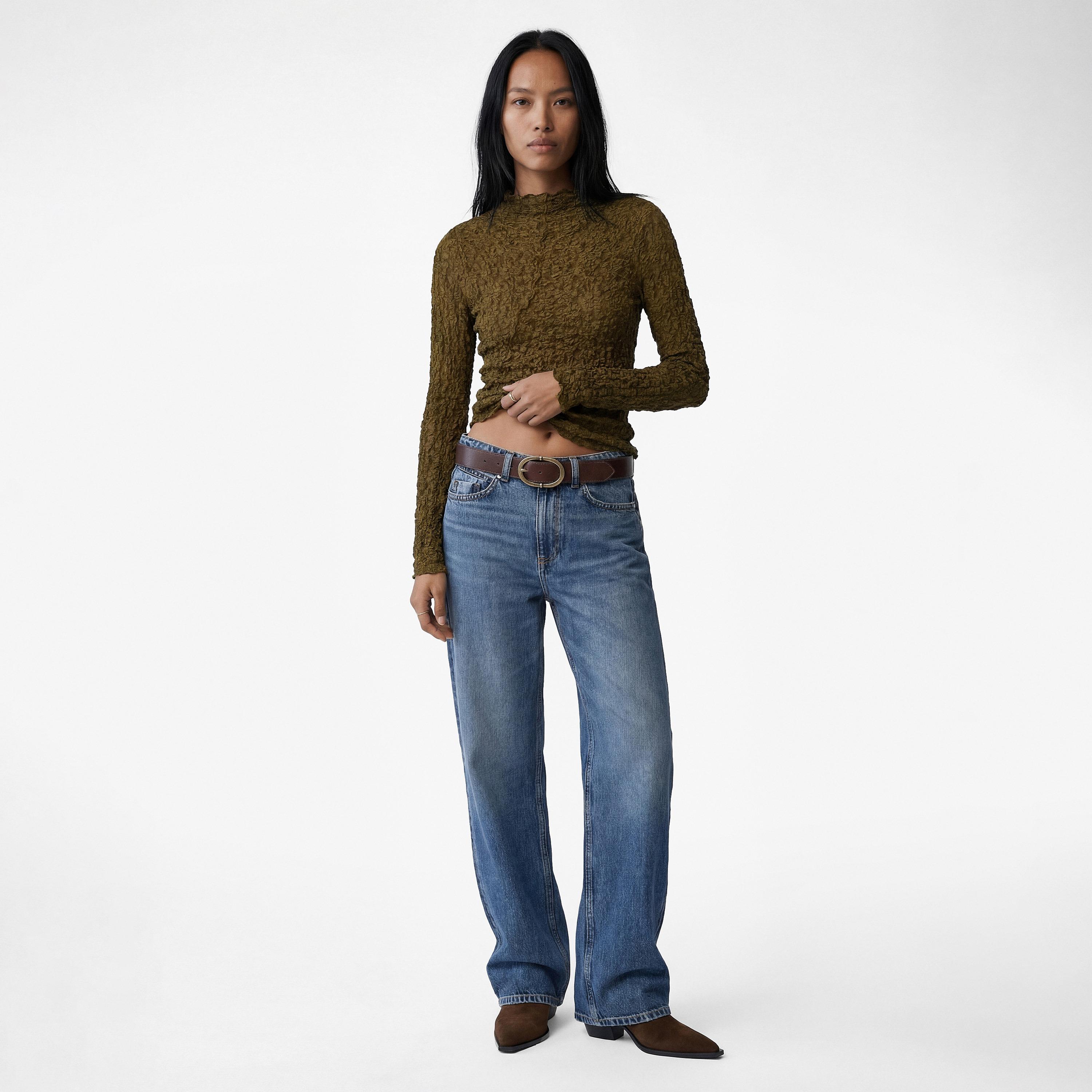 توب نسائي بمظهر مجعد وياقة عالية بلون زيتوني من كوتون-women-clothing-shirtsandblouses-blouses-image-2