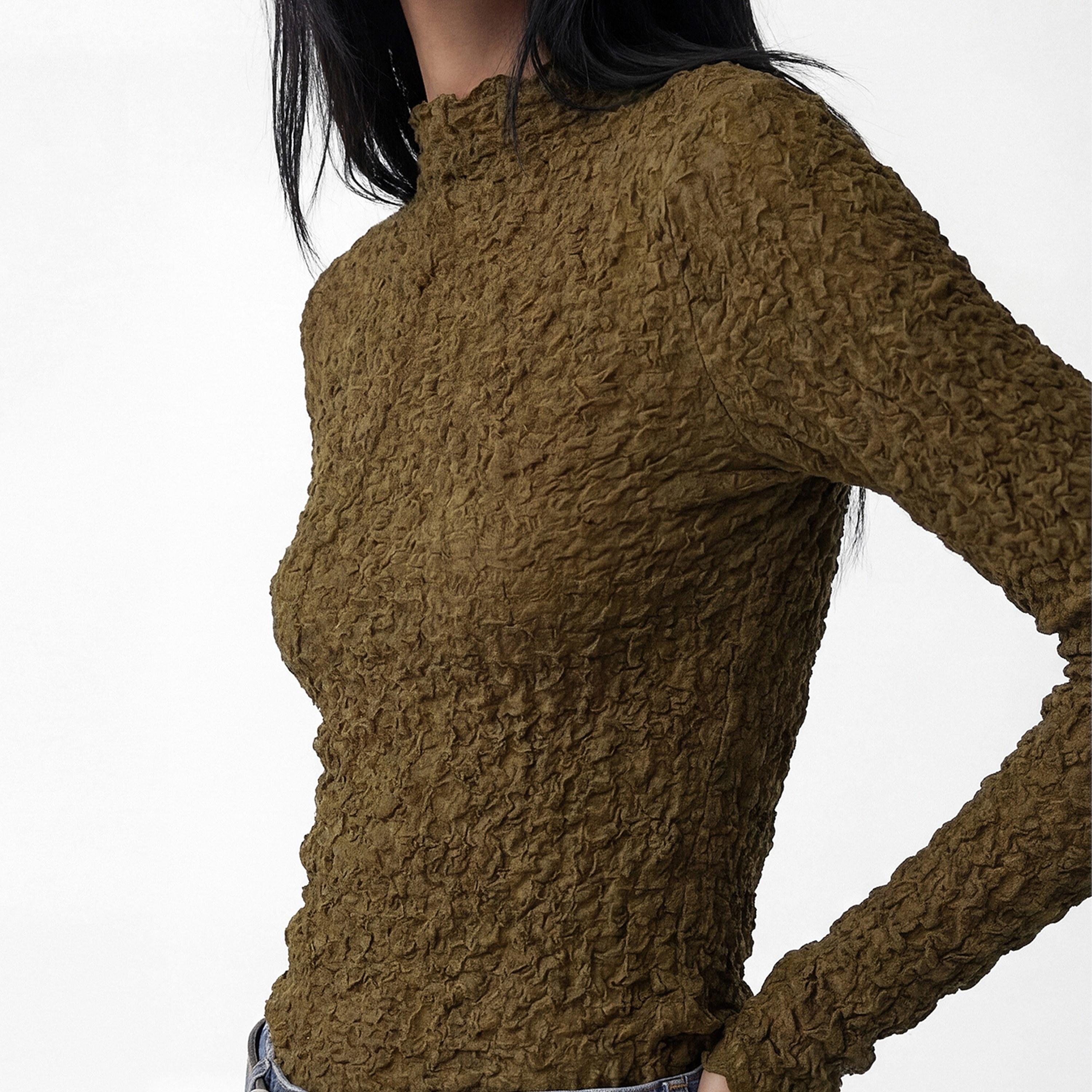 توب نسائي بمظهر مجعد وياقة عالية بلون زيتوني من كوتون-women-clothing-shirtsandblouses-blouses-image-3