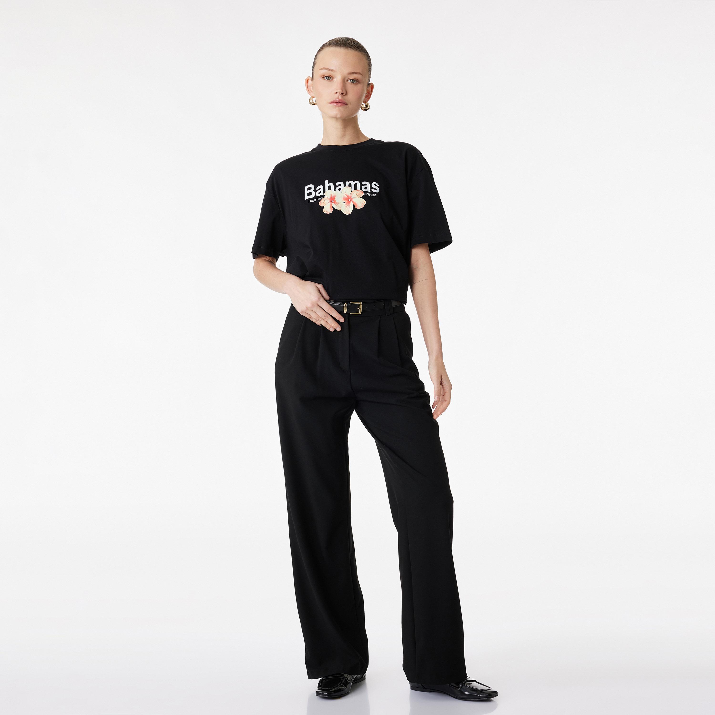 تيشيرت قطني نسائي بأكمام "دروب شولدر" وطبعة "غرافيك" الزهور بلون أسود من كوتون-women-clothing-tshirts-image-2