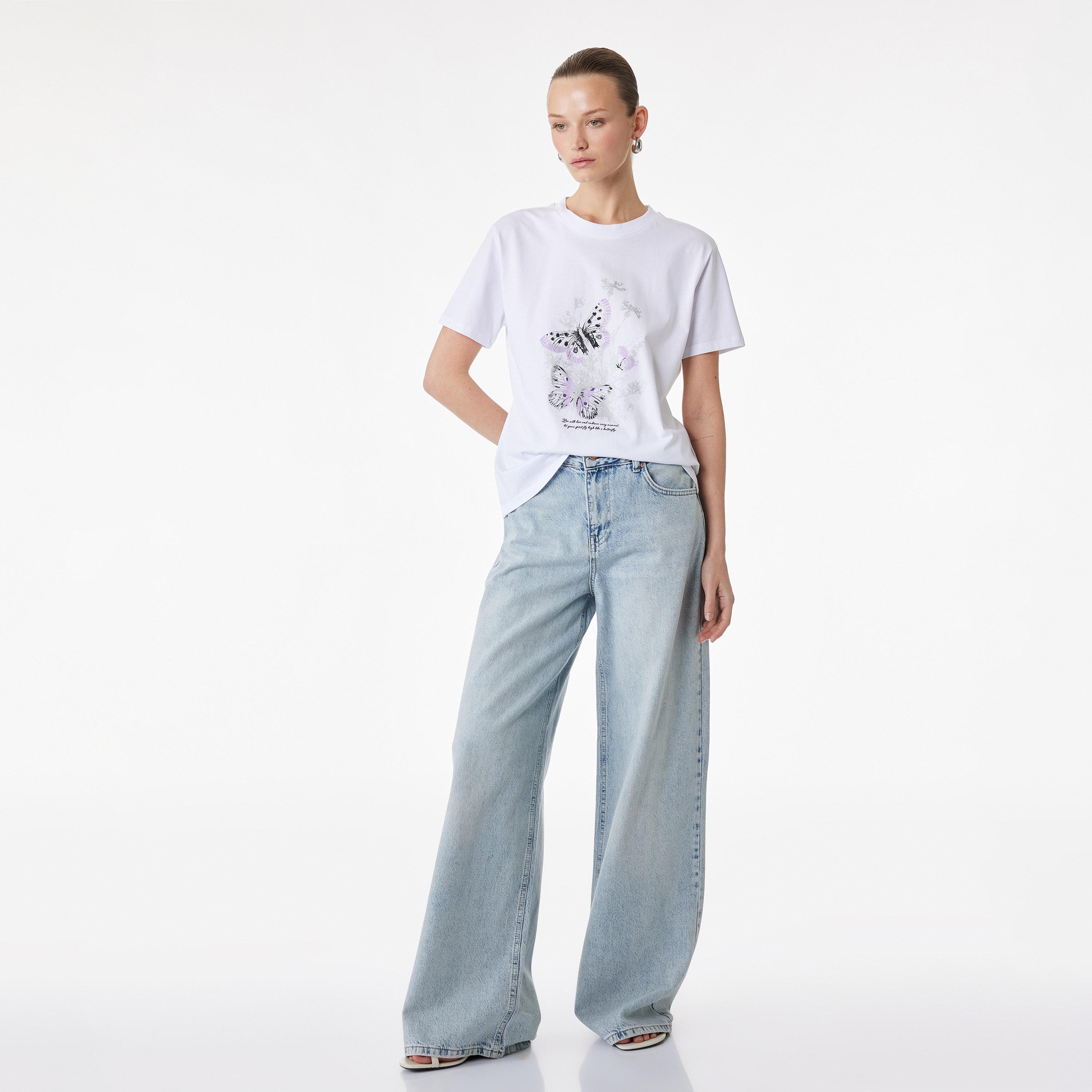 تيشيرت قطني نسائي بطبعة "غرافيك" لفراشة بلون أبيض من كوتون-women-clothing-tshirts-image-2