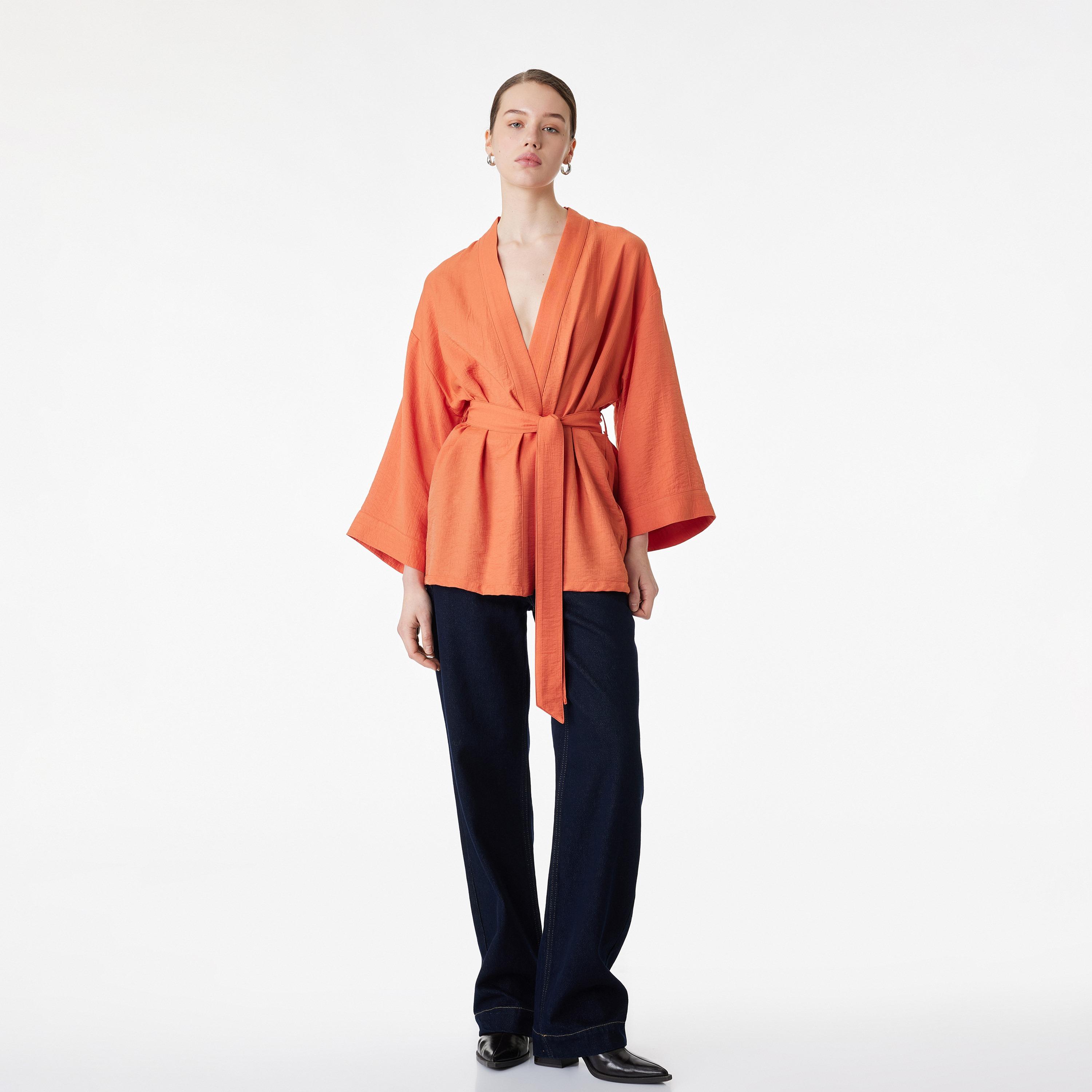 كيمونو نسائي من قماش بارز وياقة شال من كوتون-women-clothing-shirtsandblouses-blouses-image-2