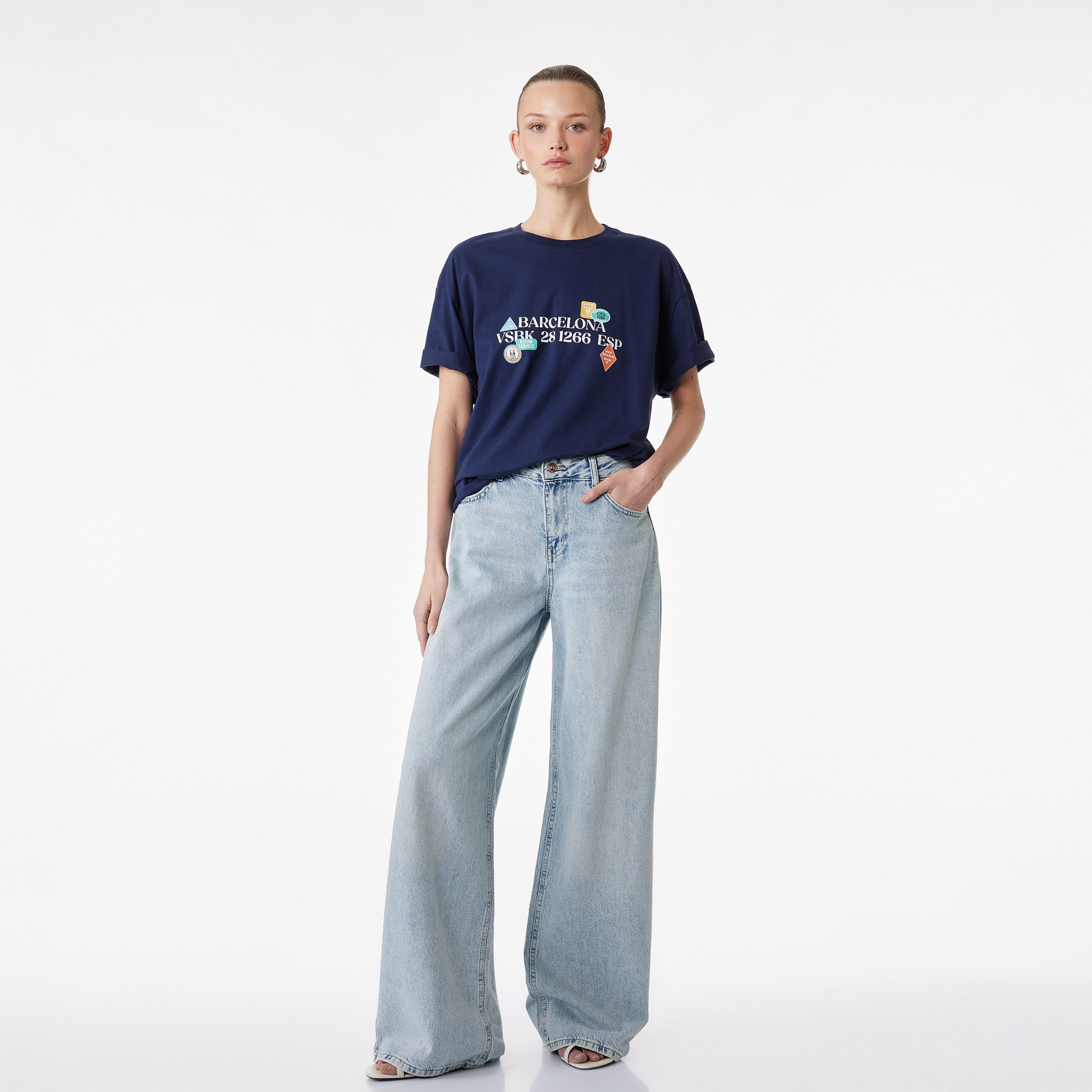 تيشيرت قطني نسائي بطبعة "غرافيك" نصية بلون كحلي من كوتون-women-clothing-tshirts-image-2