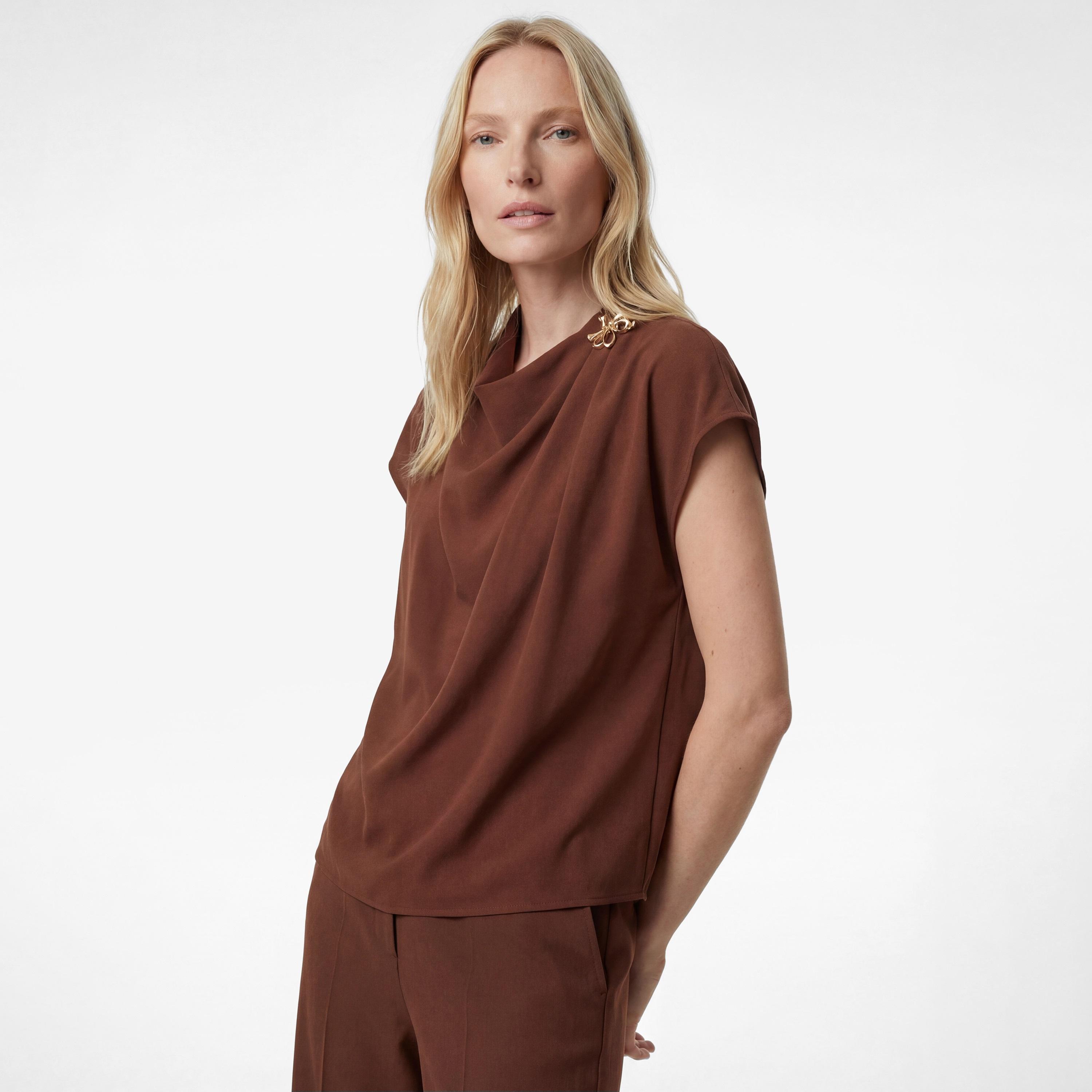 بلوزة نسائية بياقة "كاول نيك" وأكمام "كيب" بلون بني من كوتون-women-clothing-shirtsandblouses-blouses-image-3