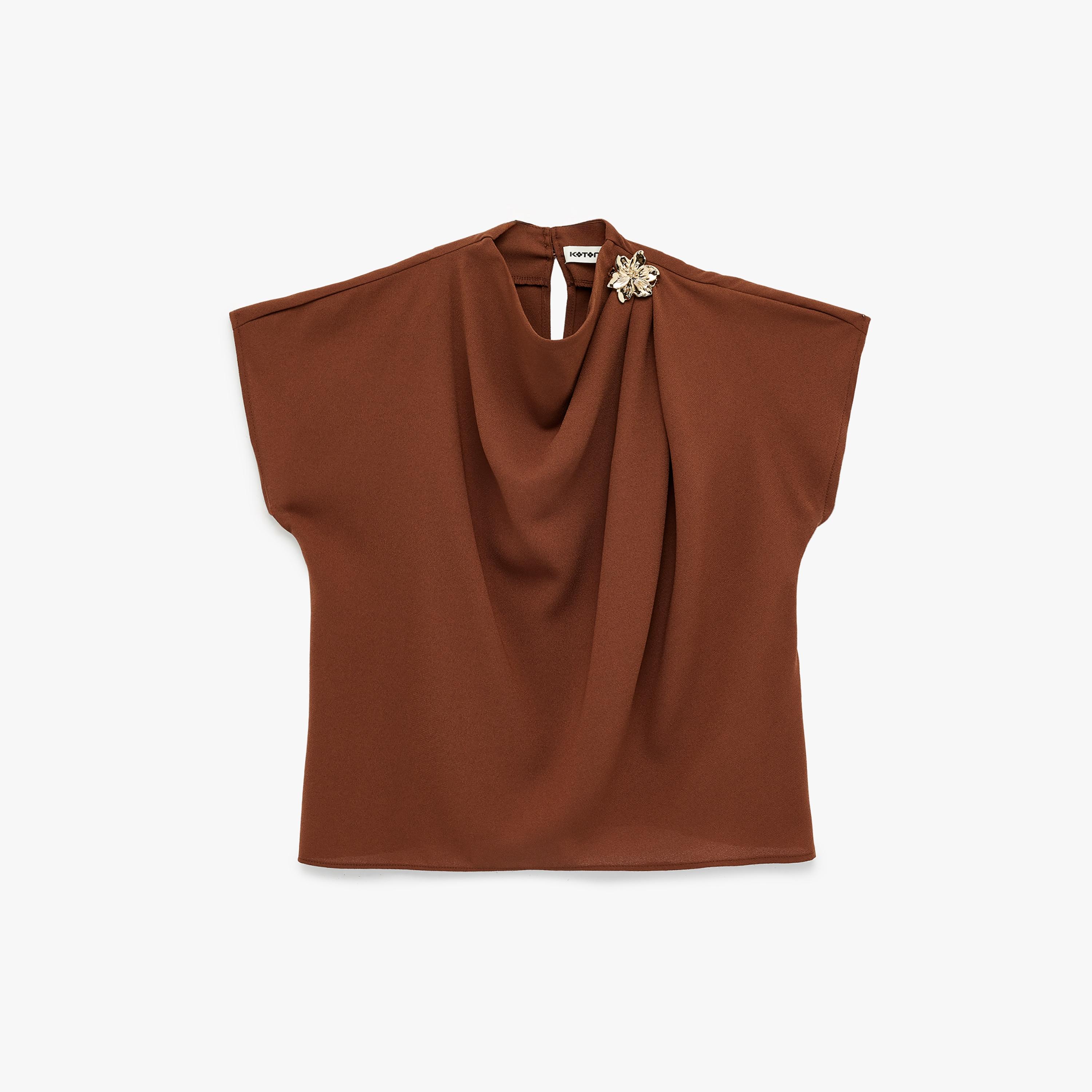 بلوزة نسائية بياقة "كاول نيك" وأكمام "كيب" بلون بني من كوتون-women-clothing-shirtsandblouses-blouses-image-4