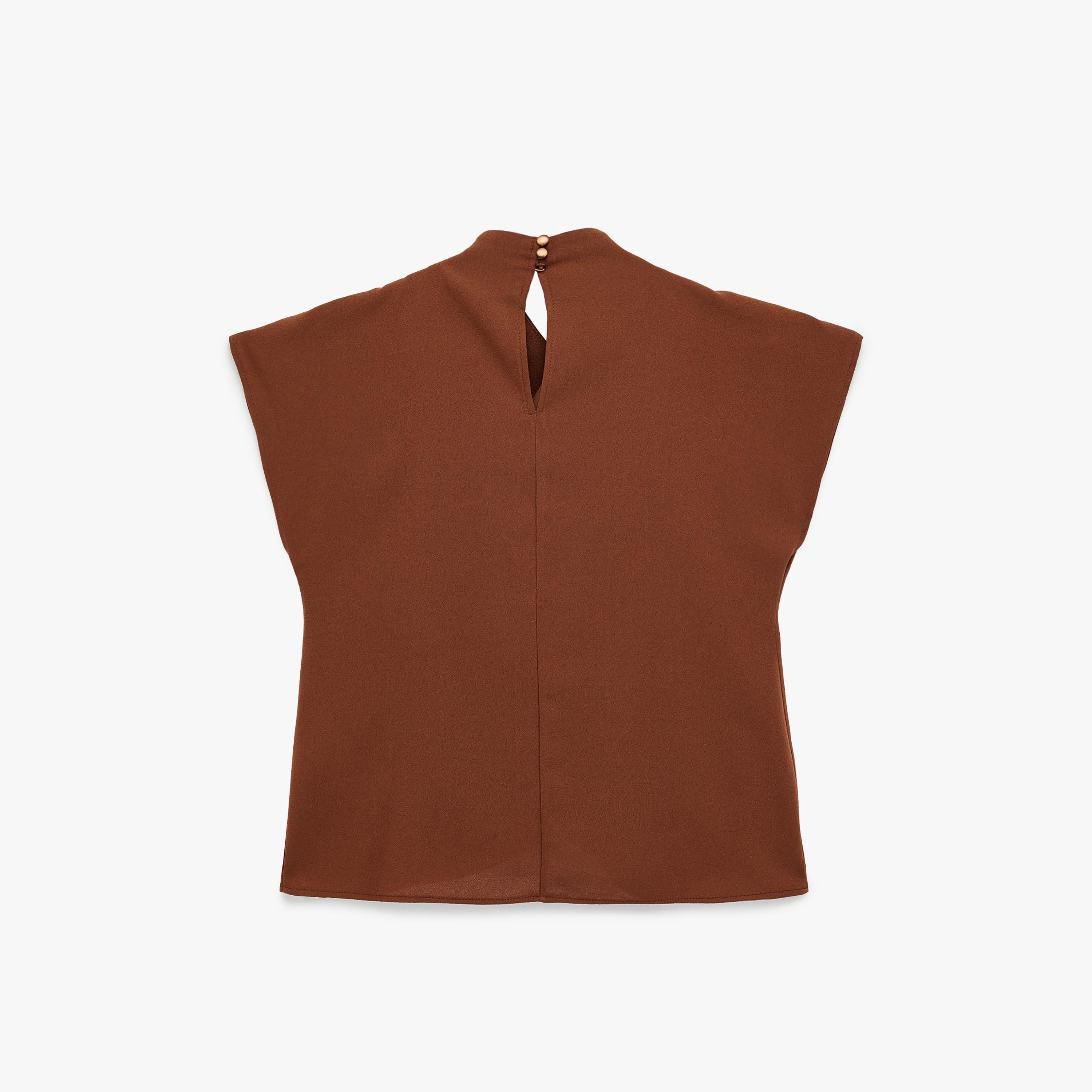 بلوزة نسائية بياقة "كاول نيك" وأكمام "كيب" بلون بني من كوتون-women-clothing-shirtsandblouses-blouses-image-5