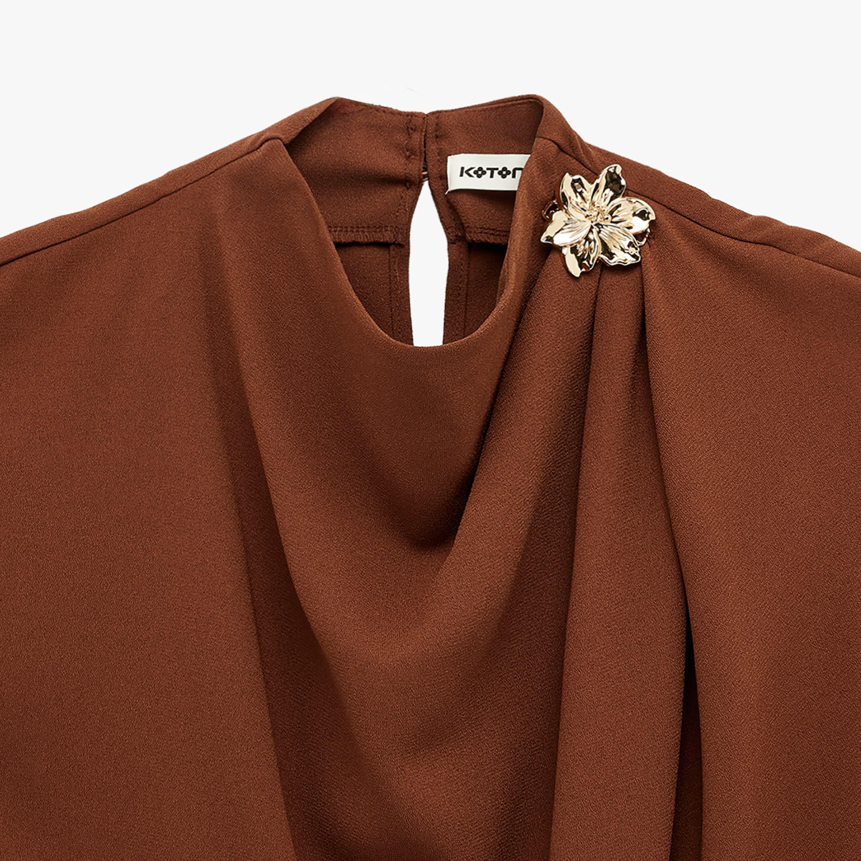 بلوزة نسائية بياقة "كاول نيك" وأكمام "كيب" بلون بني من كوتون-women-clothing-shirtsandblouses-blouses-image-6