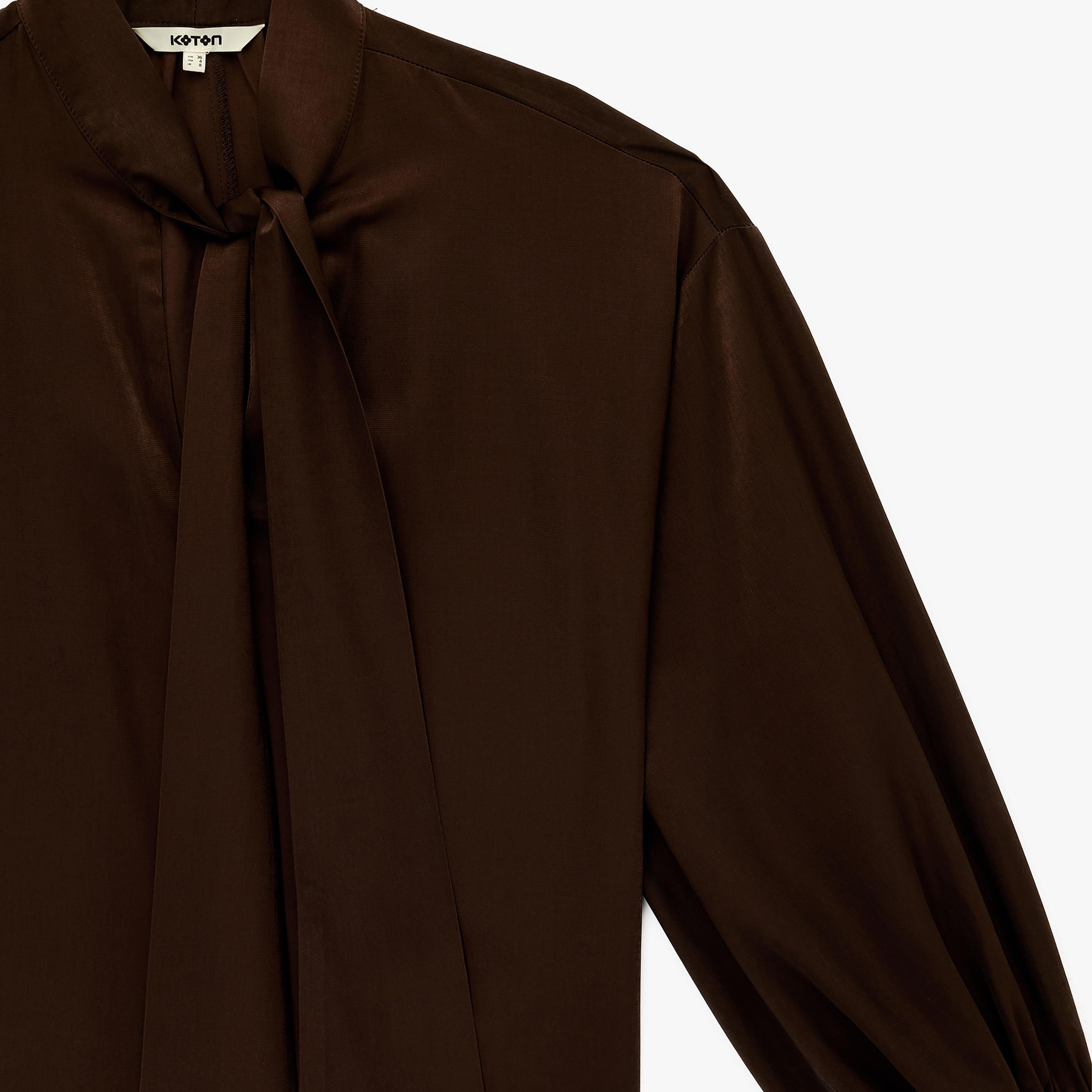 بلوزة نسائية بأكمام "بالون" وياقة "تاي-أب" تربط برباط من كوتون-women-clothing-shirtsandblouses-blouses-image-5