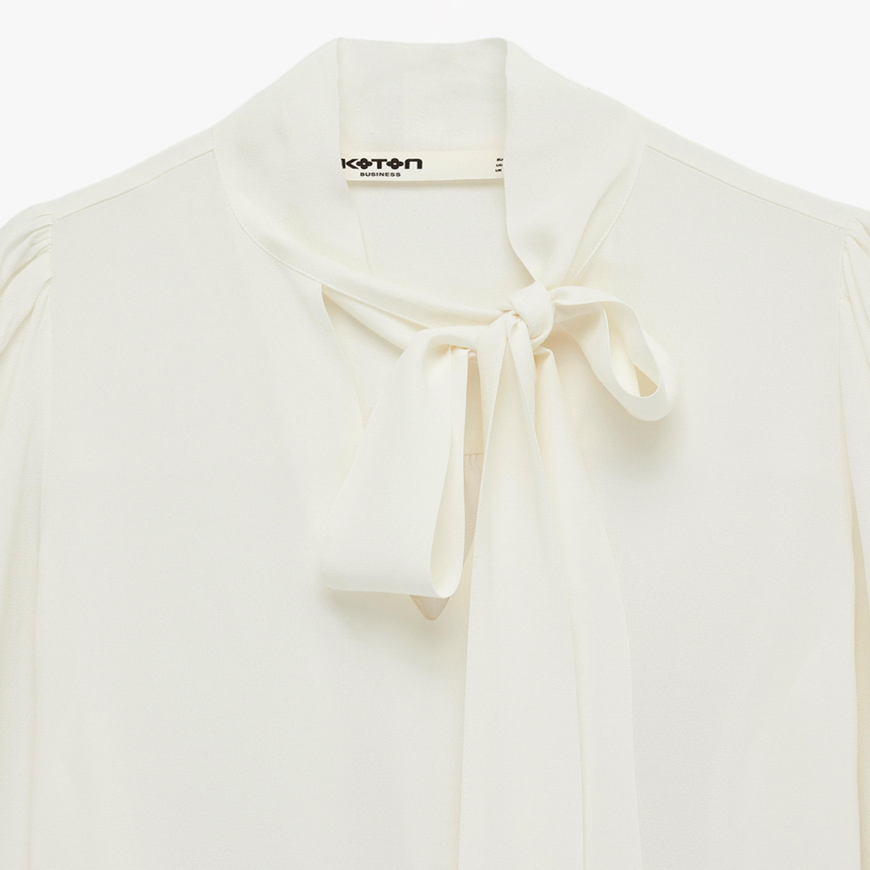 بلوزة نسائية بياقة "تاي-أب" تربط برباط بلون أبيض من كوتون-women-clothing-shirtsandblouses-blouses-image-5