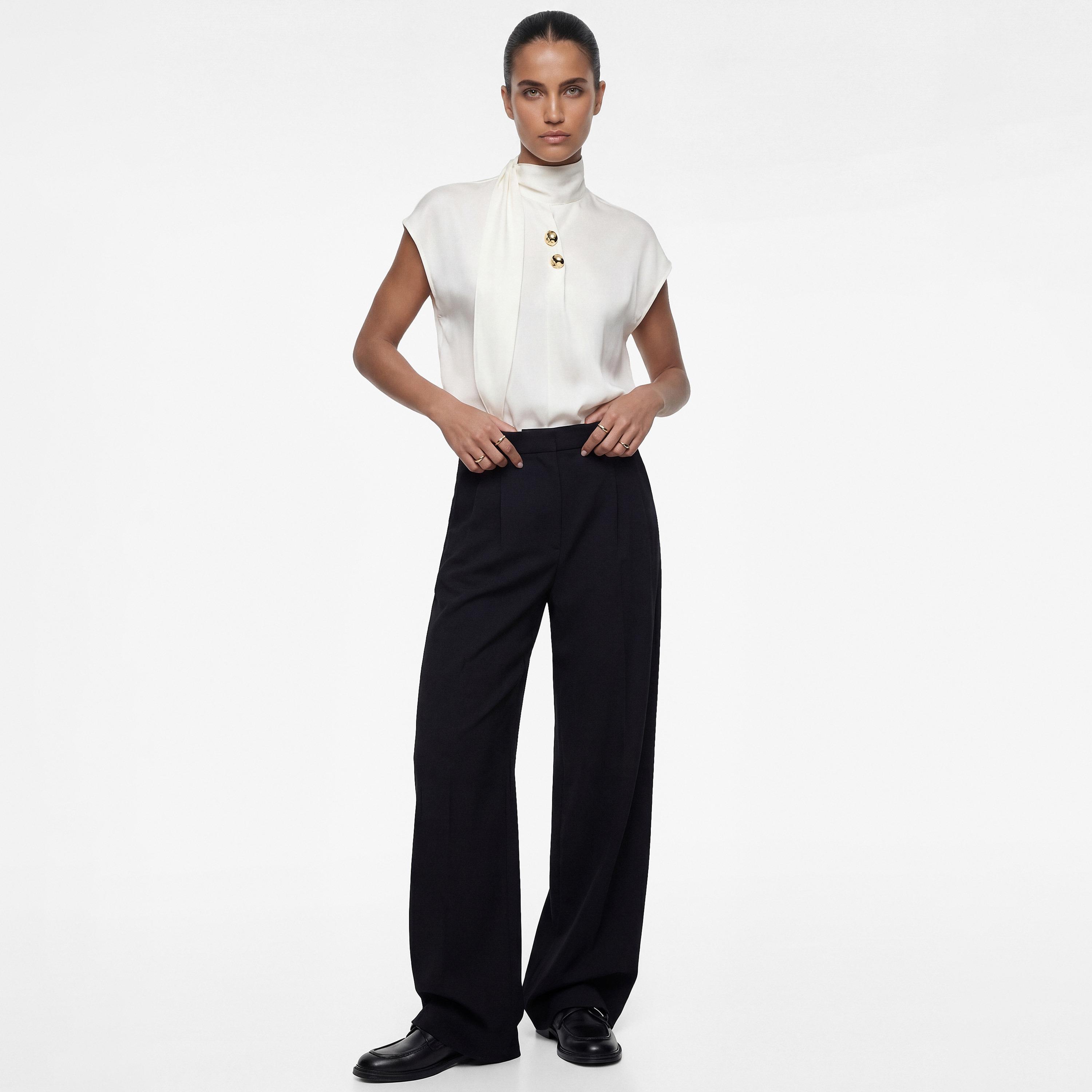 بلوزة نسائية بياقة "هاي نيك" عالية بلون أبيض من كوتون-women-clothing-shirtsandblouses-blouses-image-2