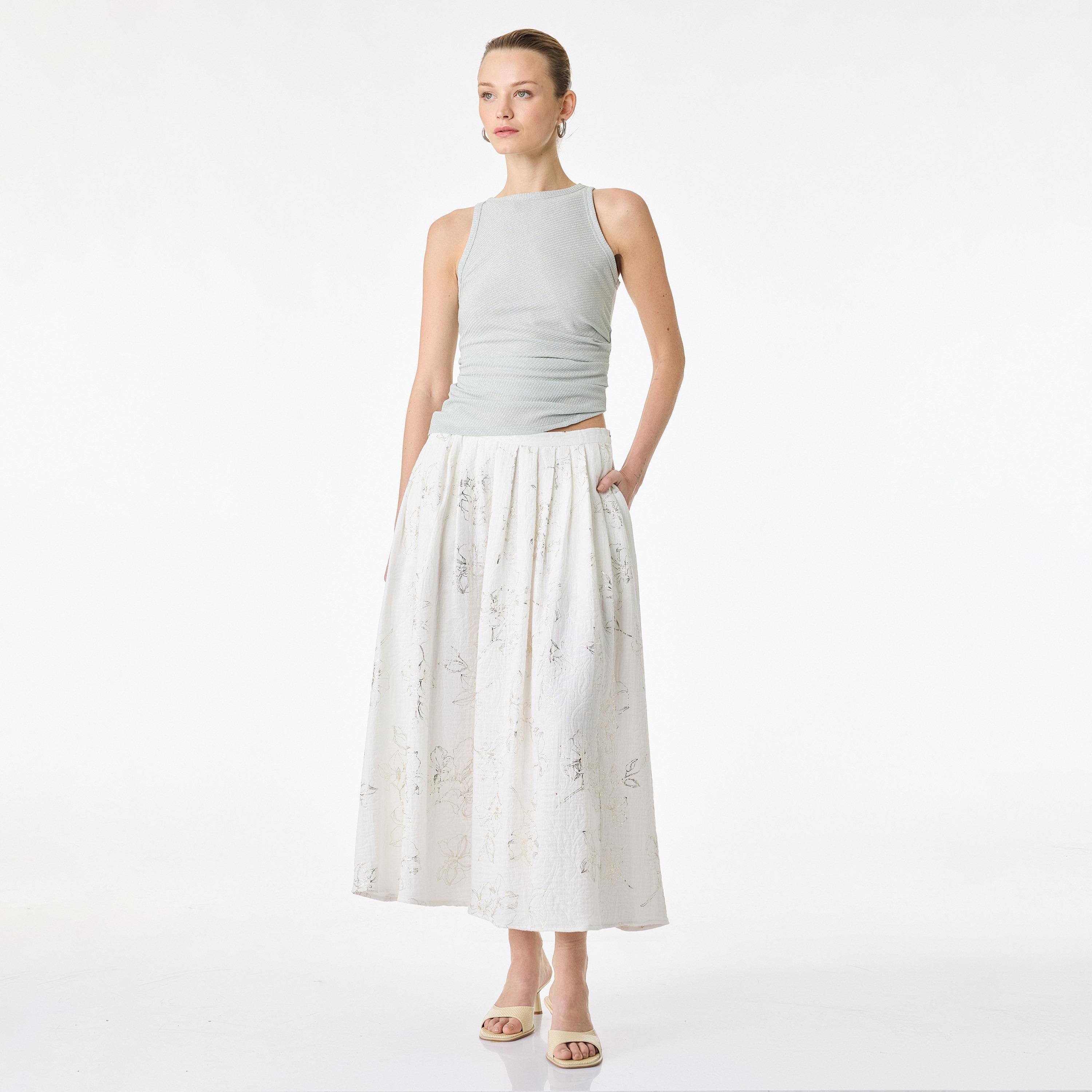 تنورة ميدي نسائية قطنية قصة "ايه-لاين" بطبعة زهور بيضاء من كوتون-women-clothing-bottoms-skirts-image-2