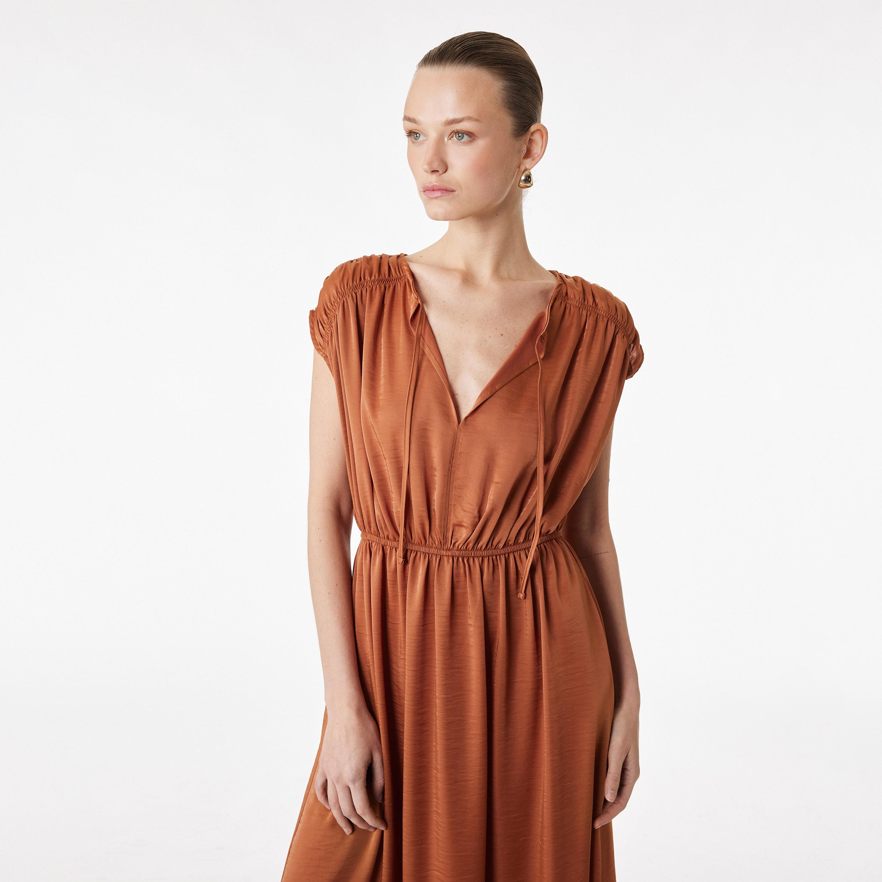 فستان ميدي نسائي برباط عند الرقبة "تاي-أب" بلون بني من كوتون-women-clothing-dresses-image-2