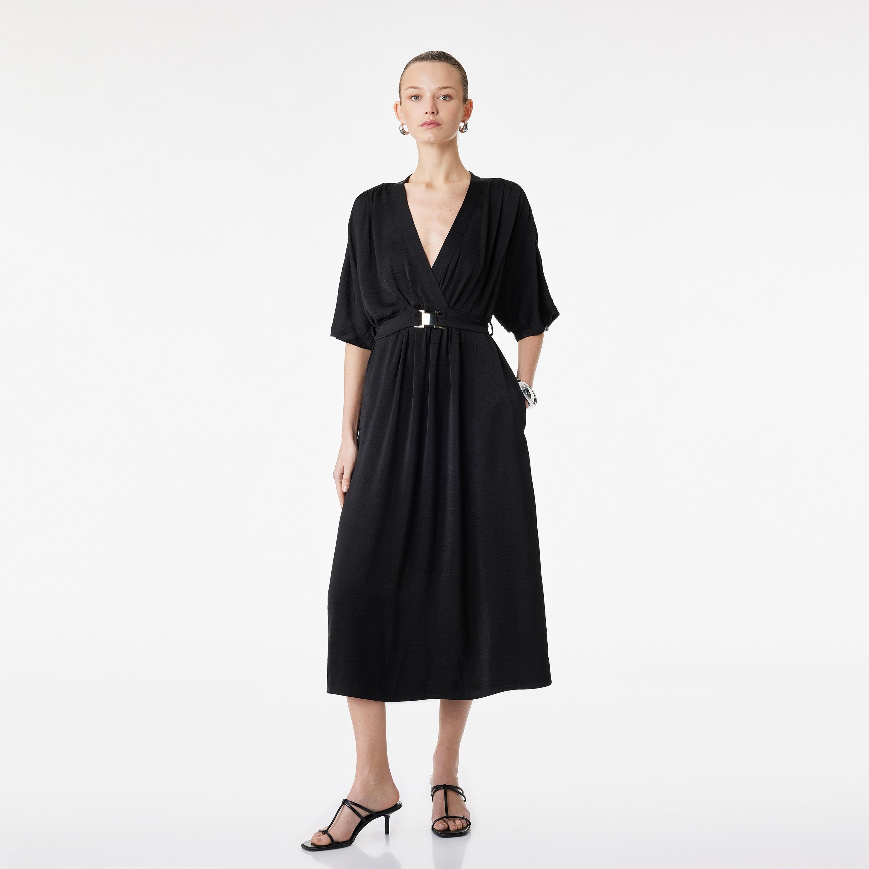 فستان ميدي نسائي بياقة "سوربليس" متقاطعة وتصميم "تيكستشرد" بارز من كوتون-women-clothing-dresses-image-1