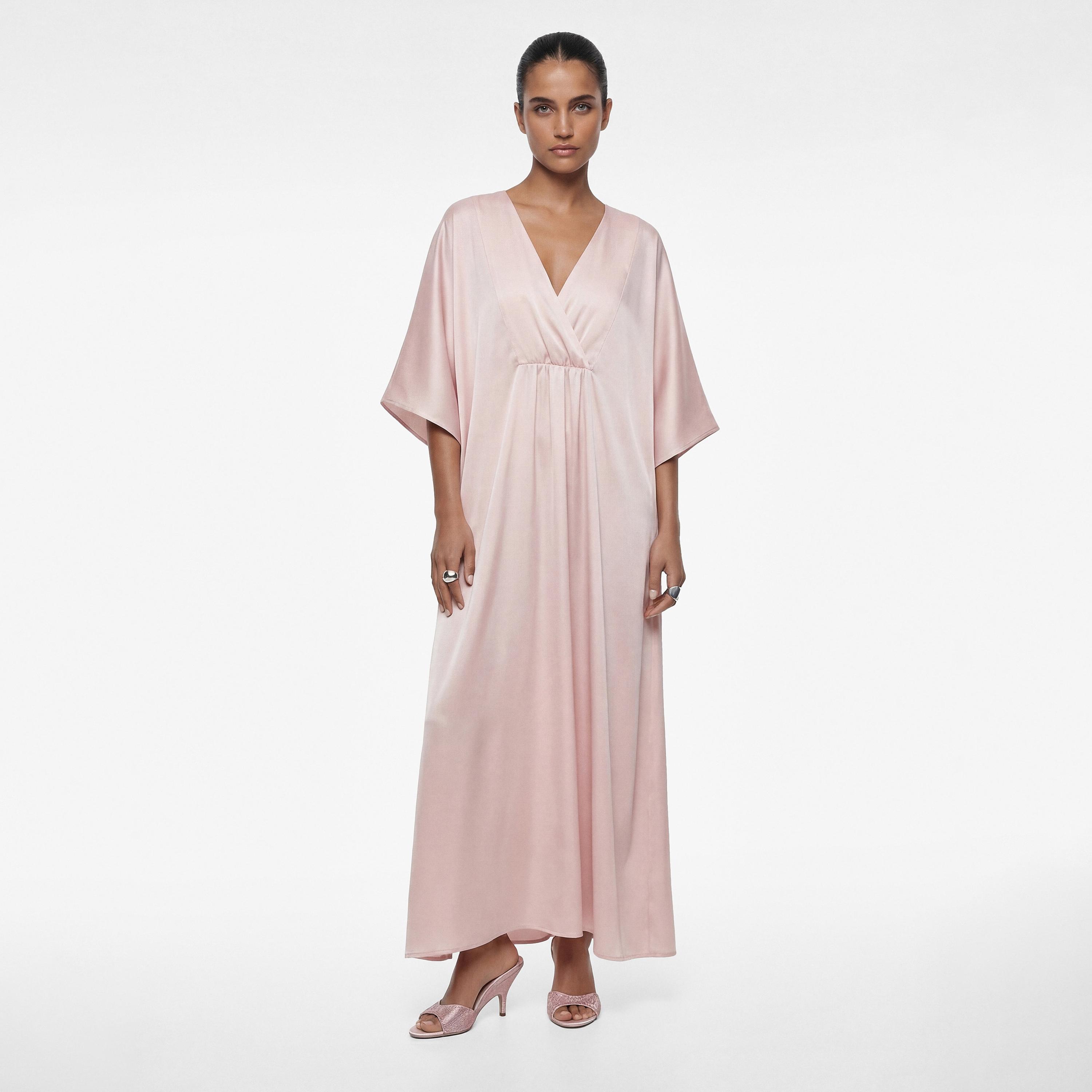 فستان ماكسي نسائي "لف" بياقة "سوربليس" وأكمام "كيمونو" بلون وردي من كوتون-women-clothing-dresses-image-1