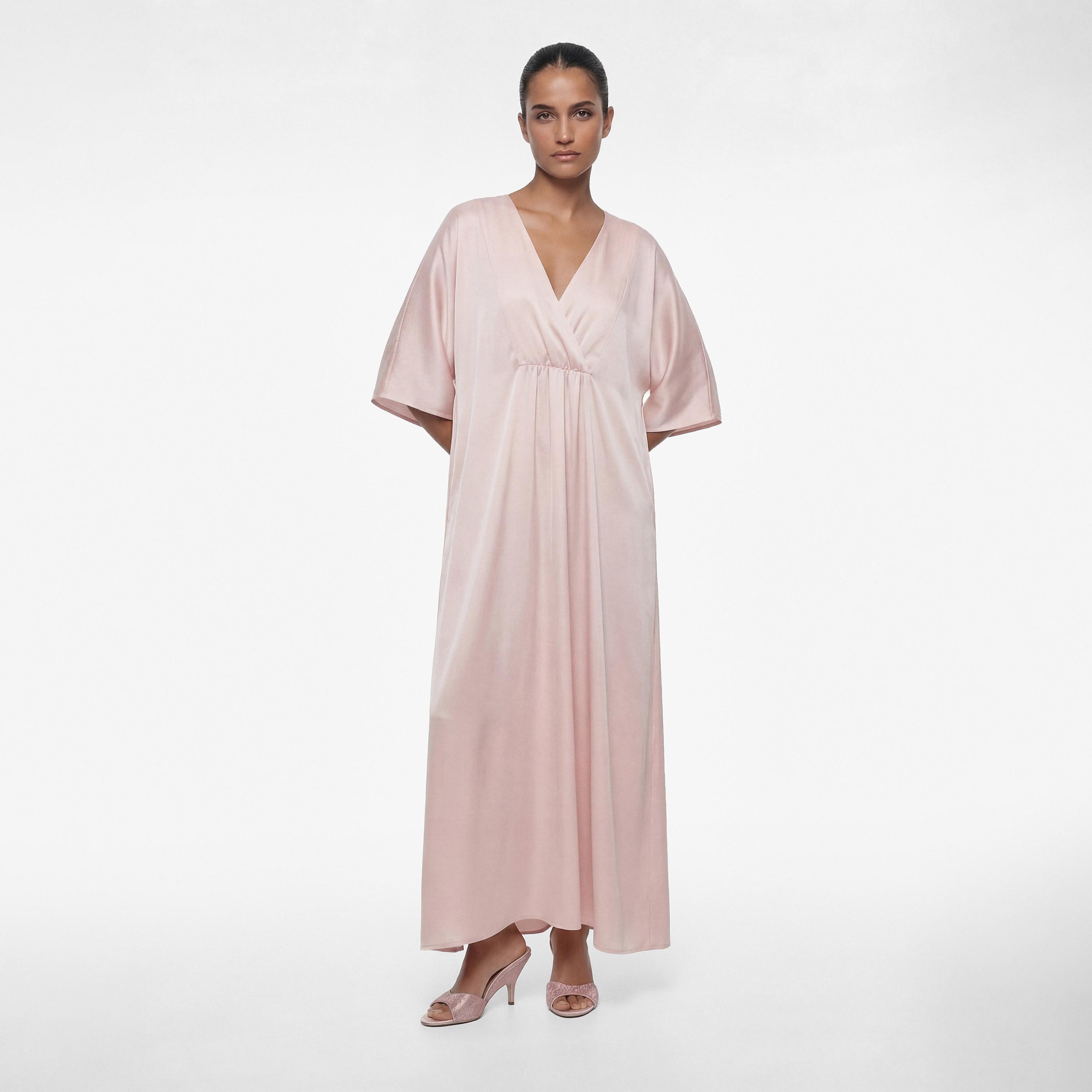 فستان ماكسي نسائي "لف" بياقة "سوربليس" وأكمام "كيمونو" بلون وردي من كوتون-women-clothing-dresses-image-2