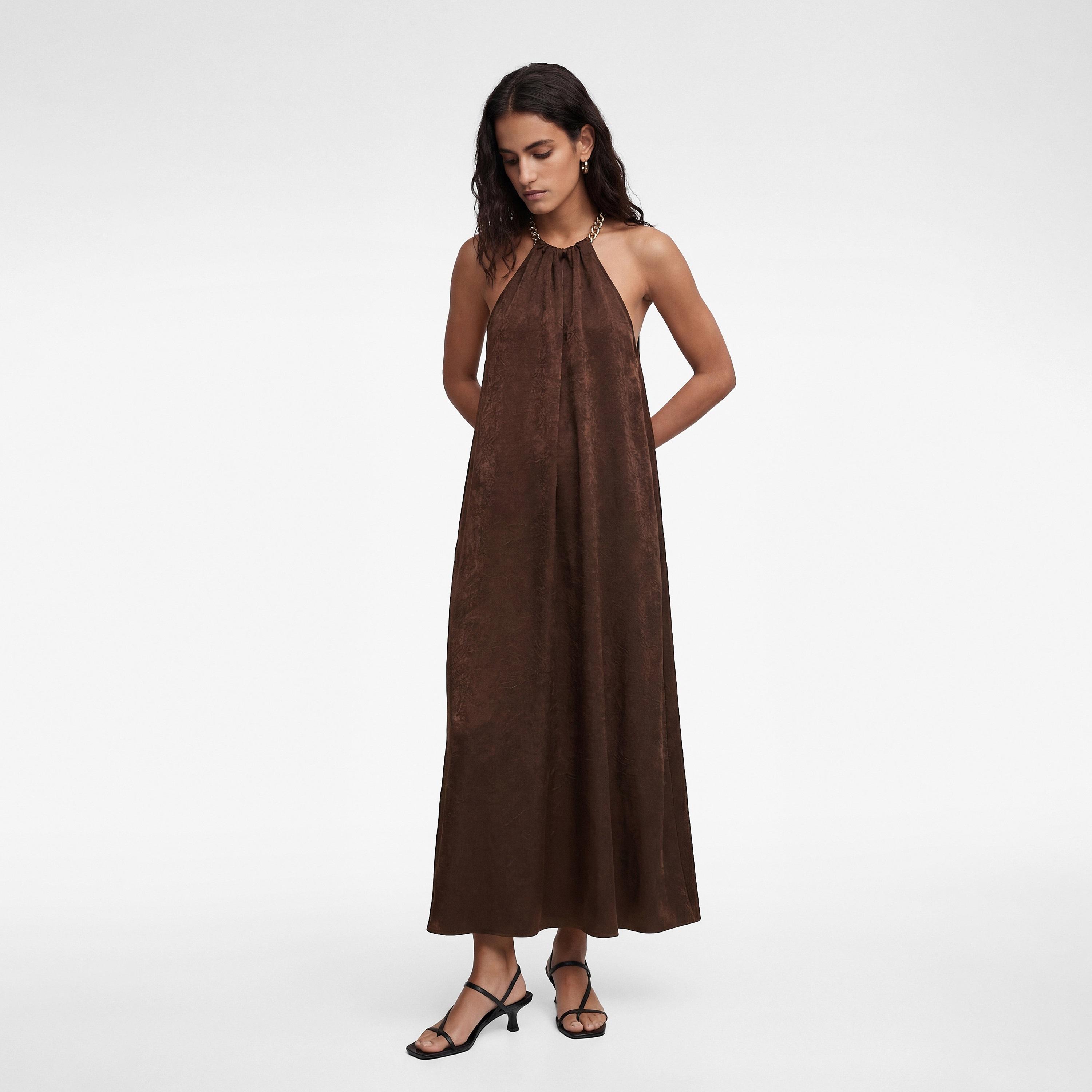فستان ماكسي نسائي بياقة "هالتر" وتصميم "كرينكلد" بلون بني من كوتون-women-clothing-dresses-image-1
