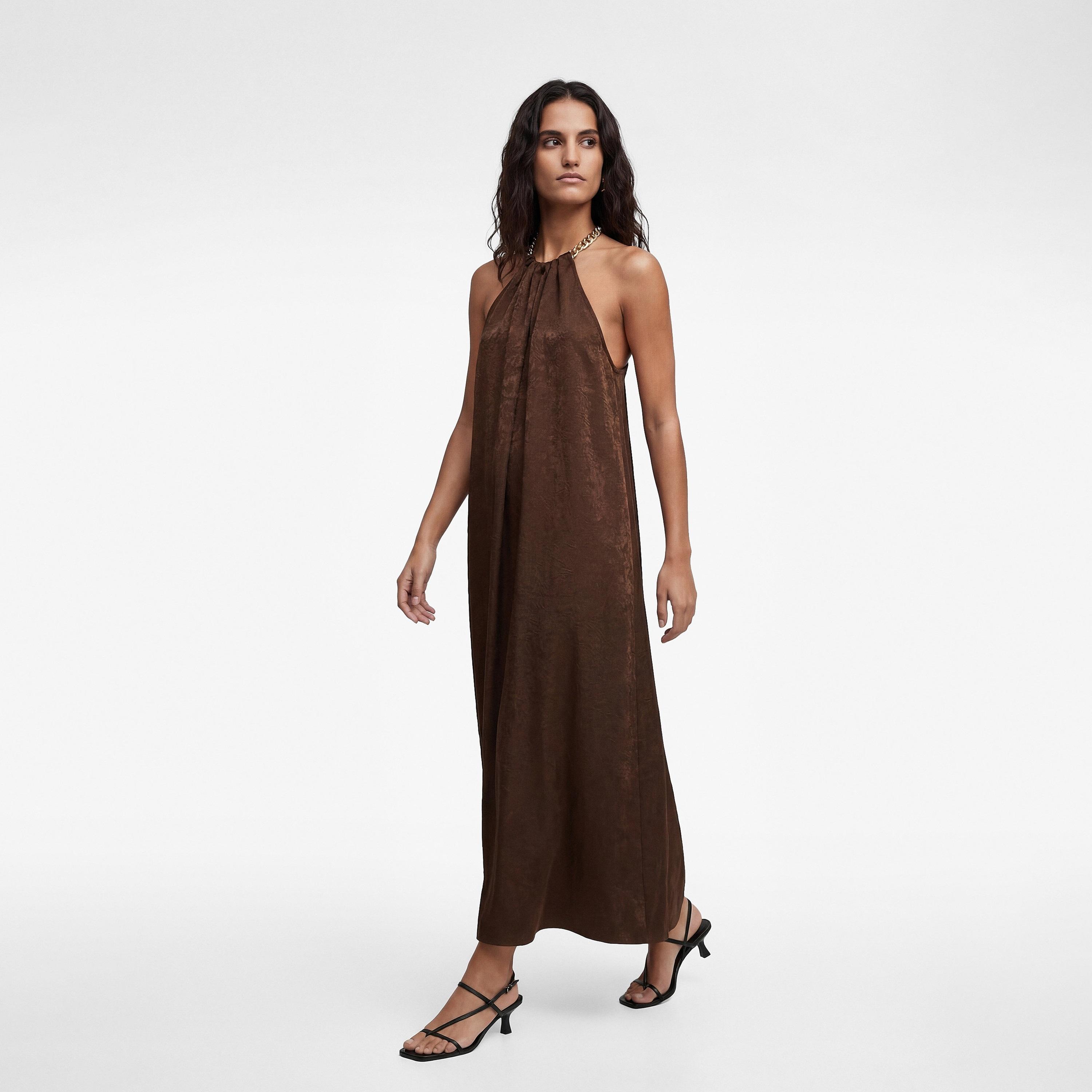 فستان ماكسي نسائي بياقة "هالتر" وتصميم "كرينكلد" بلون بني من كوتون-women-clothing-dresses-image-2