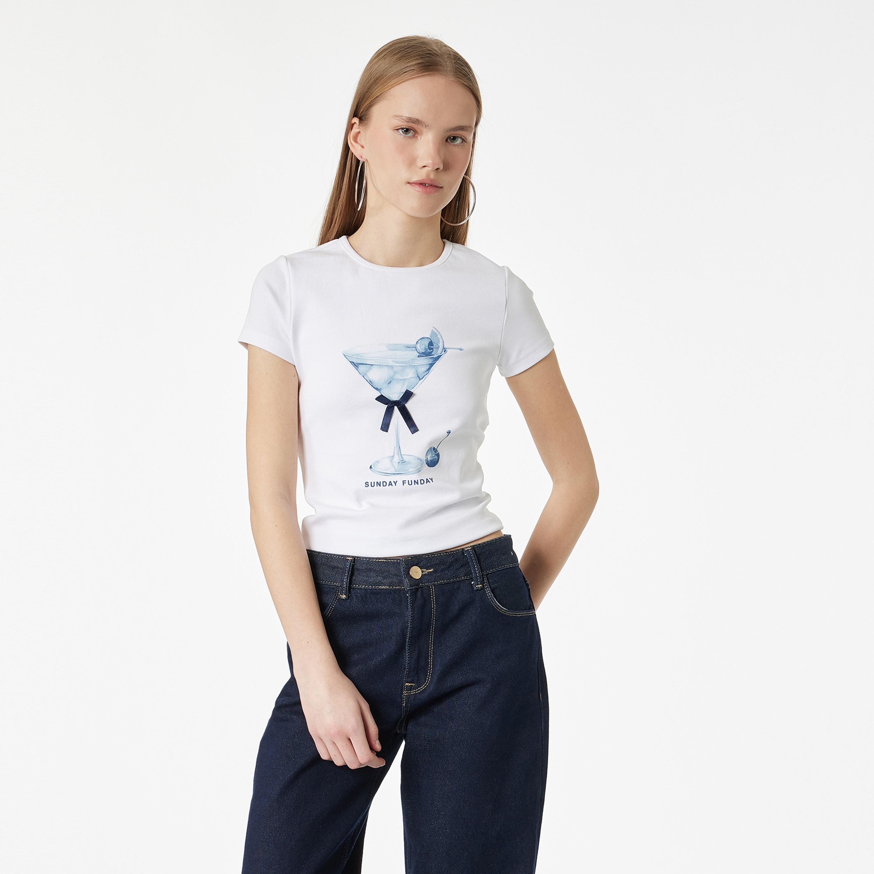 تيشيرت نسائي بطبعة "غرافيك" لمشروب بلون أبيض من كوتون-women-clothing-tshirts-image-1